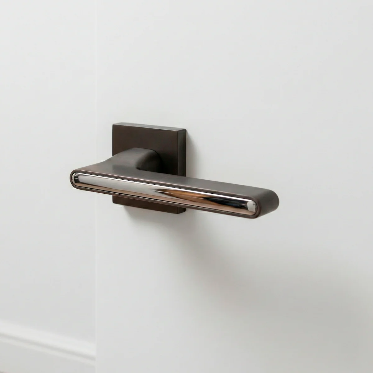 Elegante manilla de zamak modelo 810 con roseta cuadrada en acabado grafito para puertas - Image 3