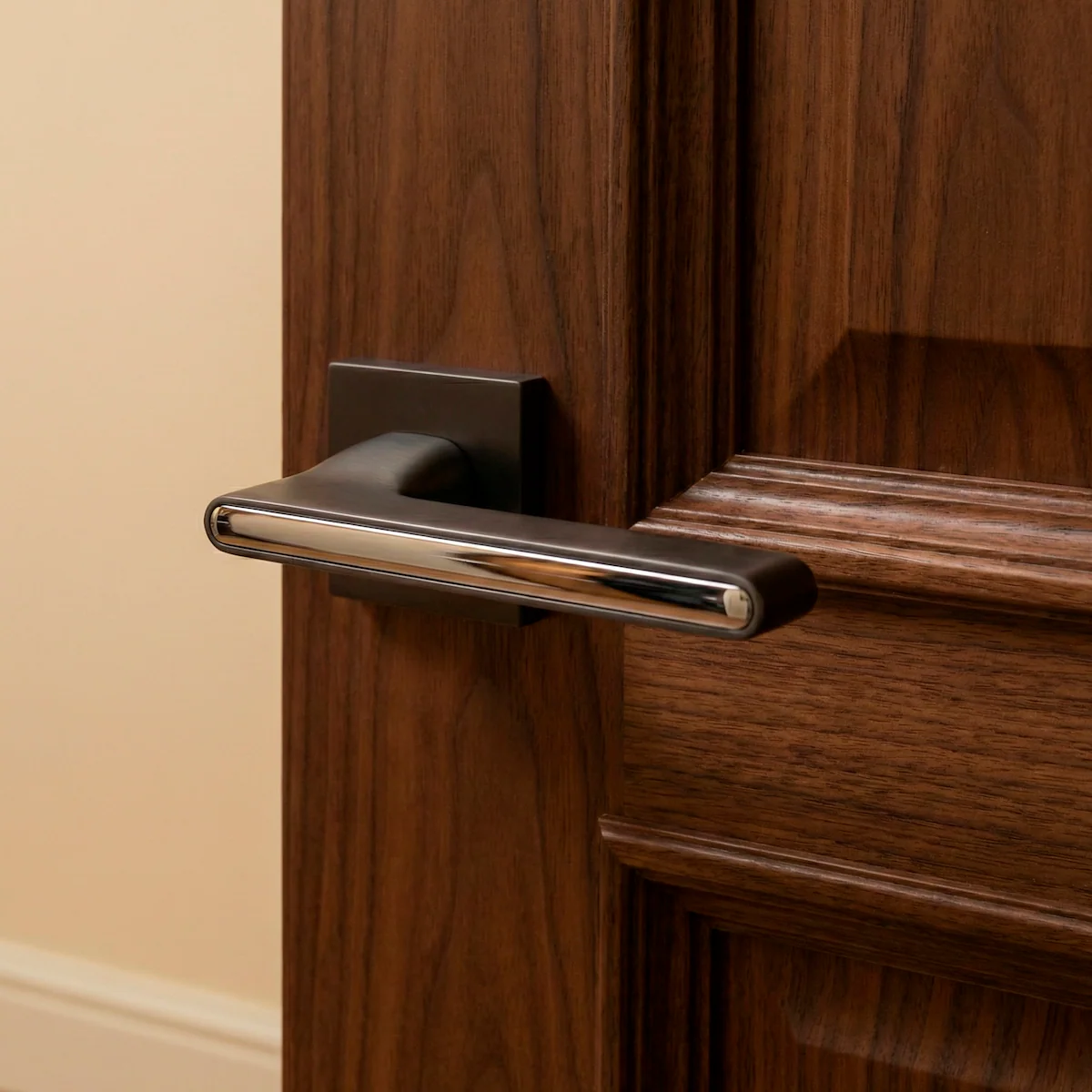 Elegante manilla de zamak modelo 810 con roseta cuadrada en acabado grafito para puertas - Image 4