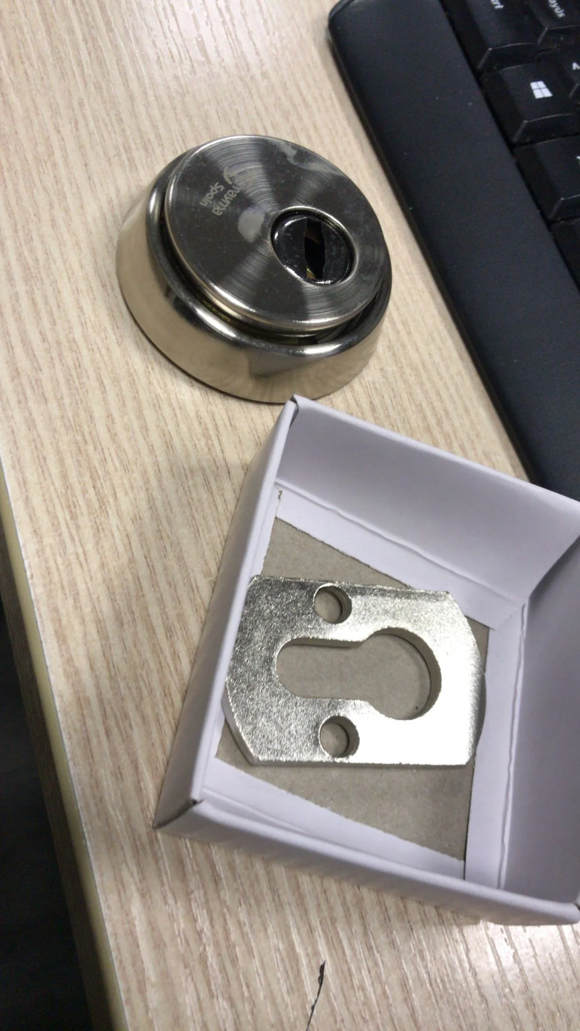 Escudo de seguridad niquelado para puerta de entrada - Image 3
