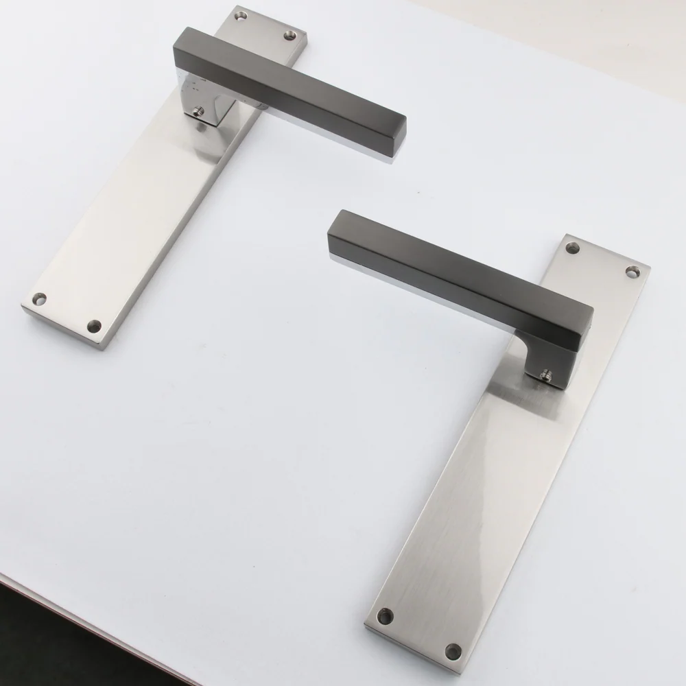 Manilla modelo '848' de zamak para puertas con placa rectangular acabado bicolor grafito - Image 4