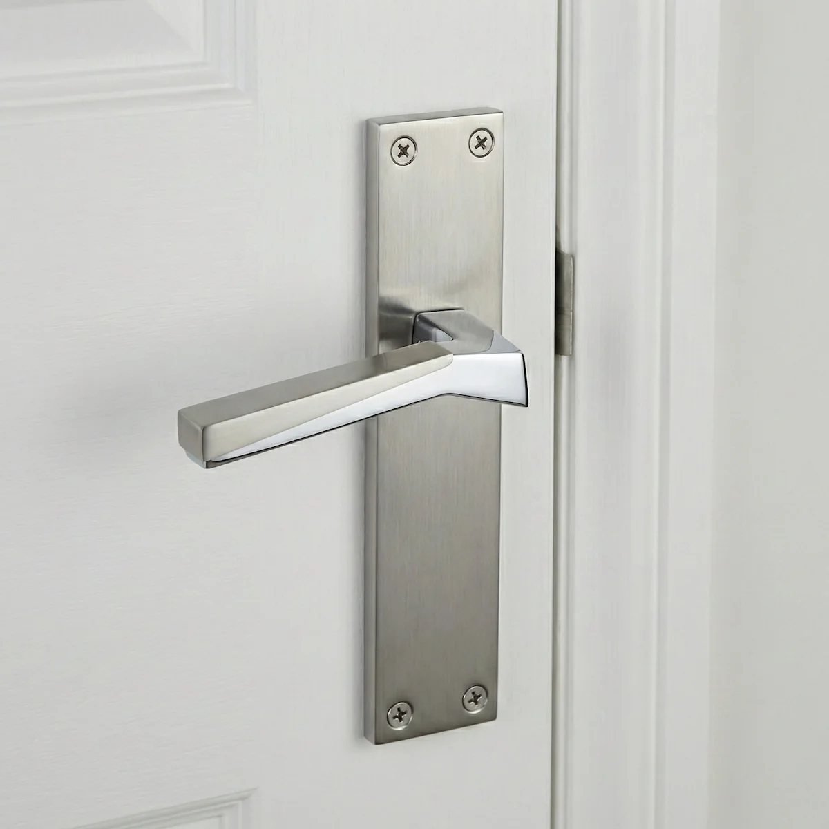 Manilla modelo '120' de zamak con placa rectangular acabado bicolor para puertas - Image 4