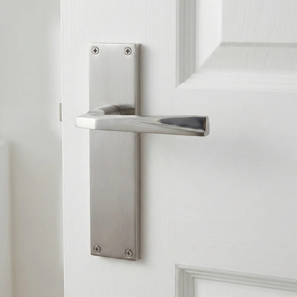Manilla con placa rectangular de zamak acabado níquel satinado para puertas modelo '208' - Image 3