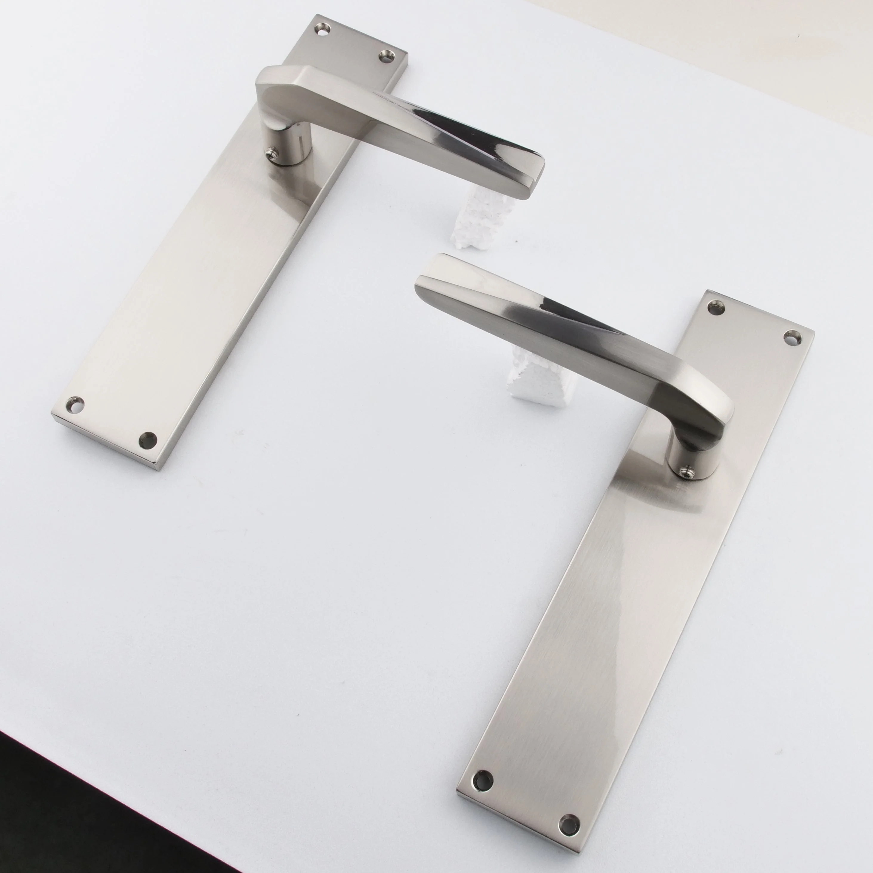 Manilla con placa rectangular de zamak acabado níquel satinado para puertas modelo '208' - Image 5