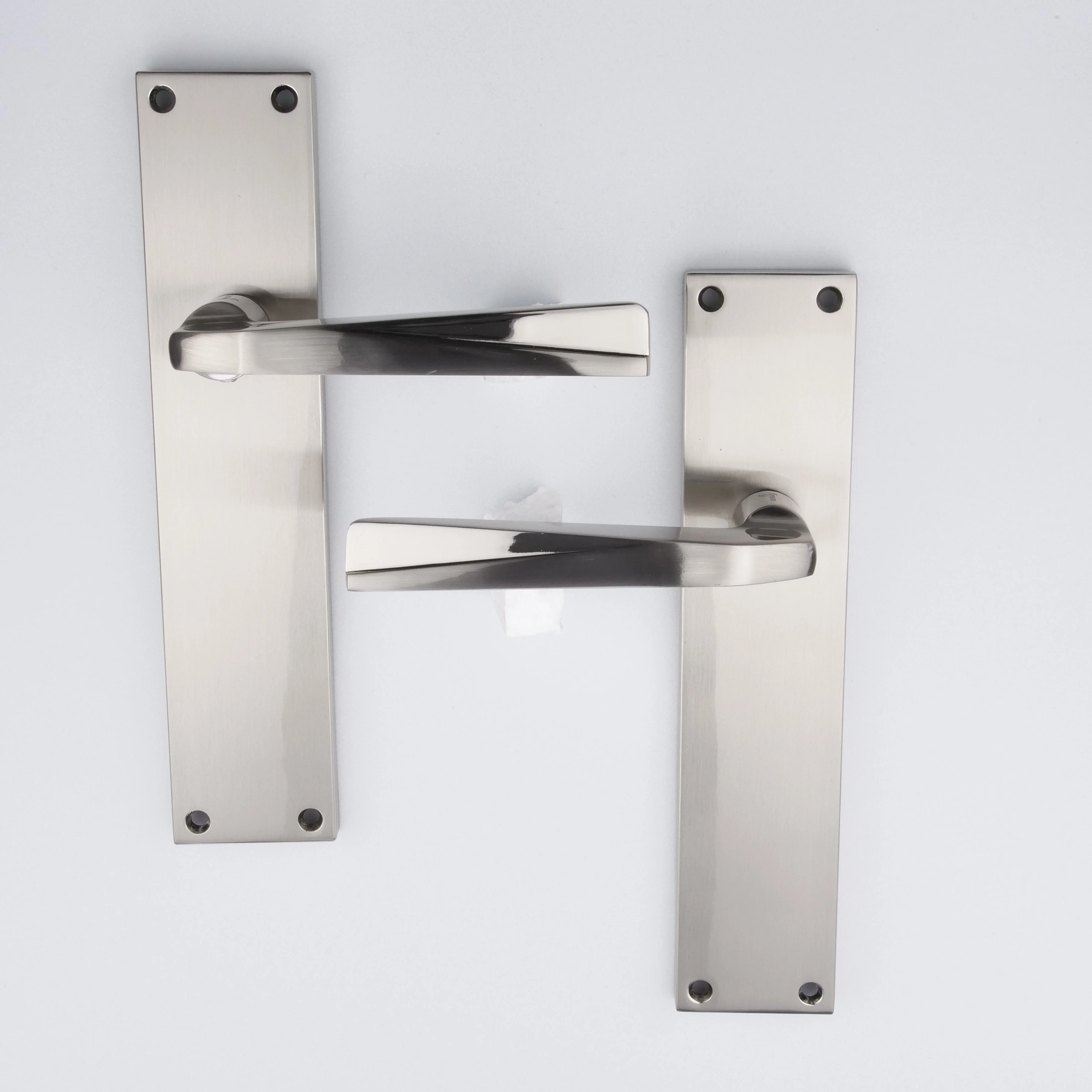 Manilla con placa rectangular de zamak acabado níquel satinado para puertas modelo '208' - Image 6