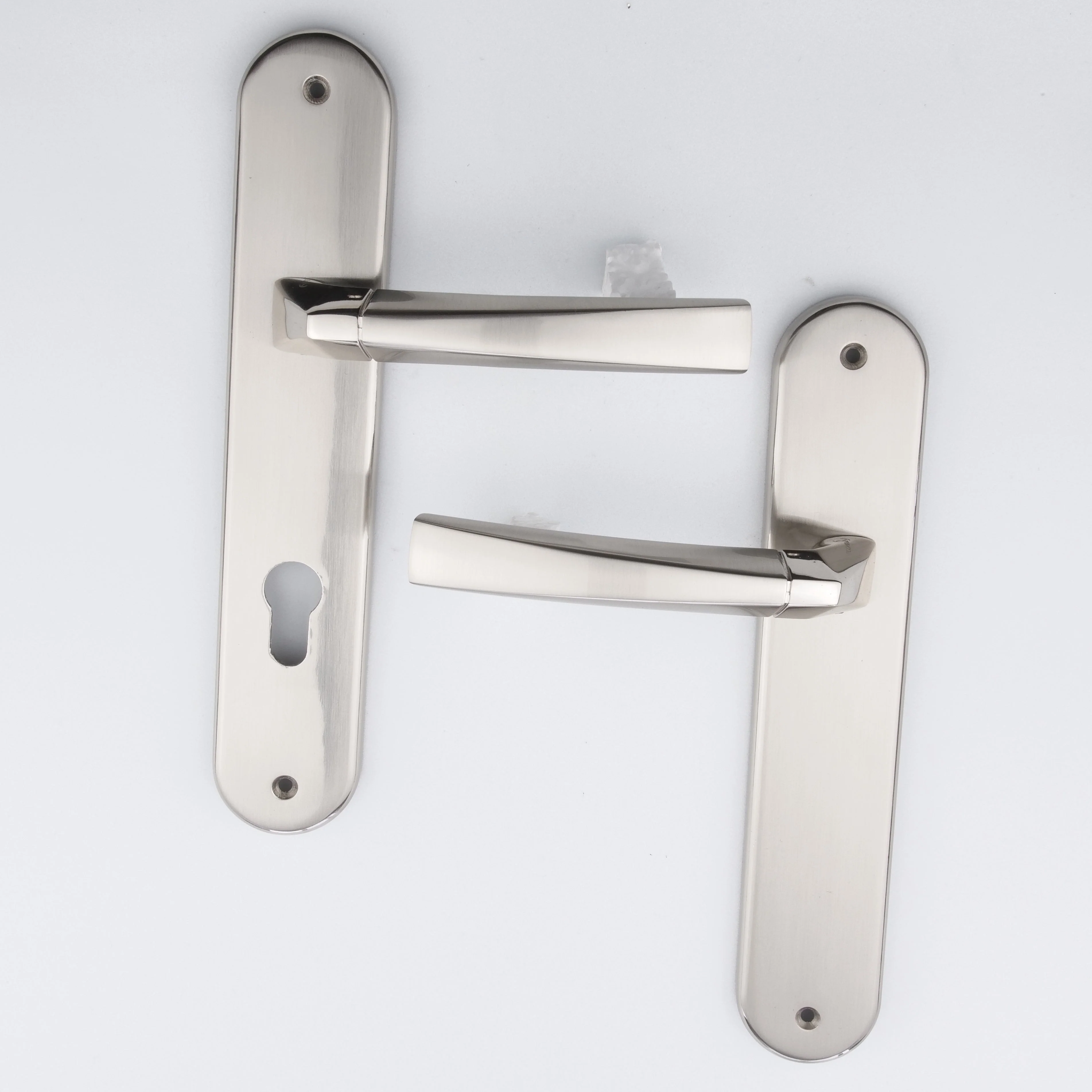 Manilla modelo '320' de zamak con placa ovalada en acabado bicolor para puertas - Image 4