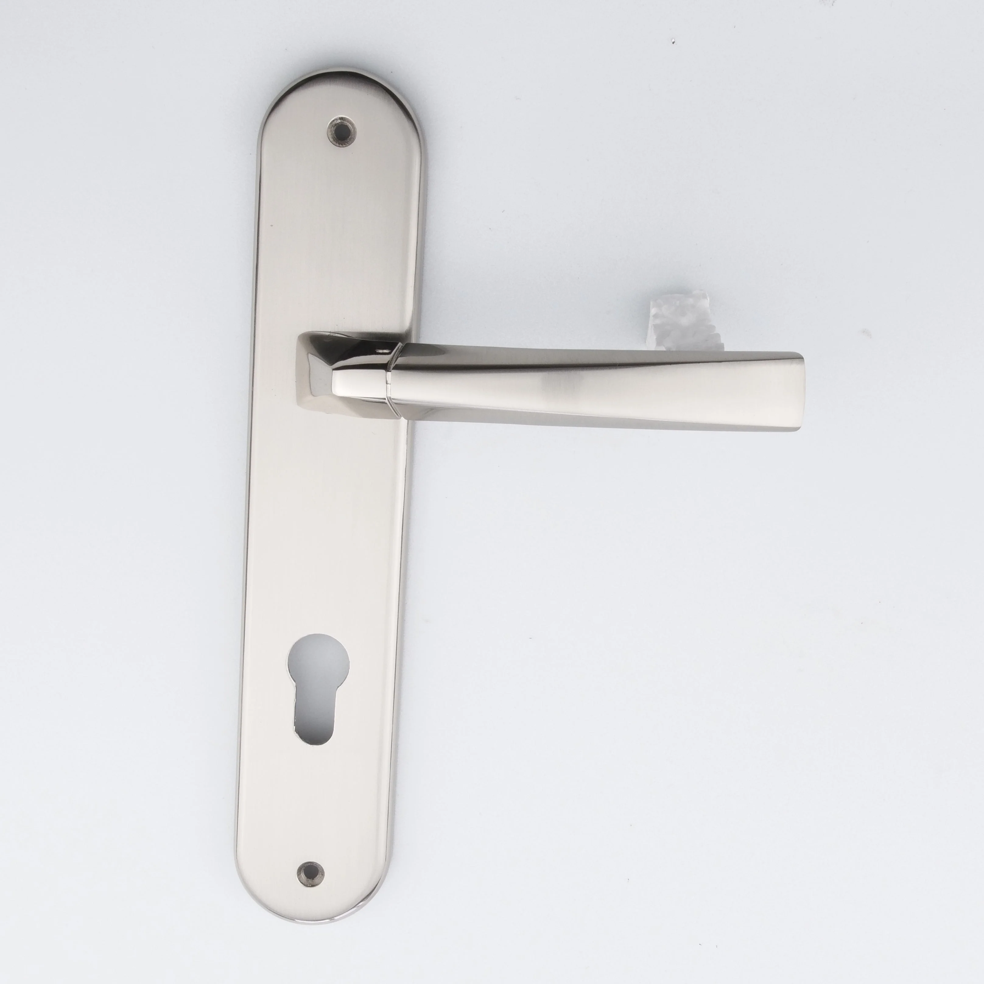 Manilla modelo '320' de zamak con placa ovalada en acabado bicolor para puertas - Image 6