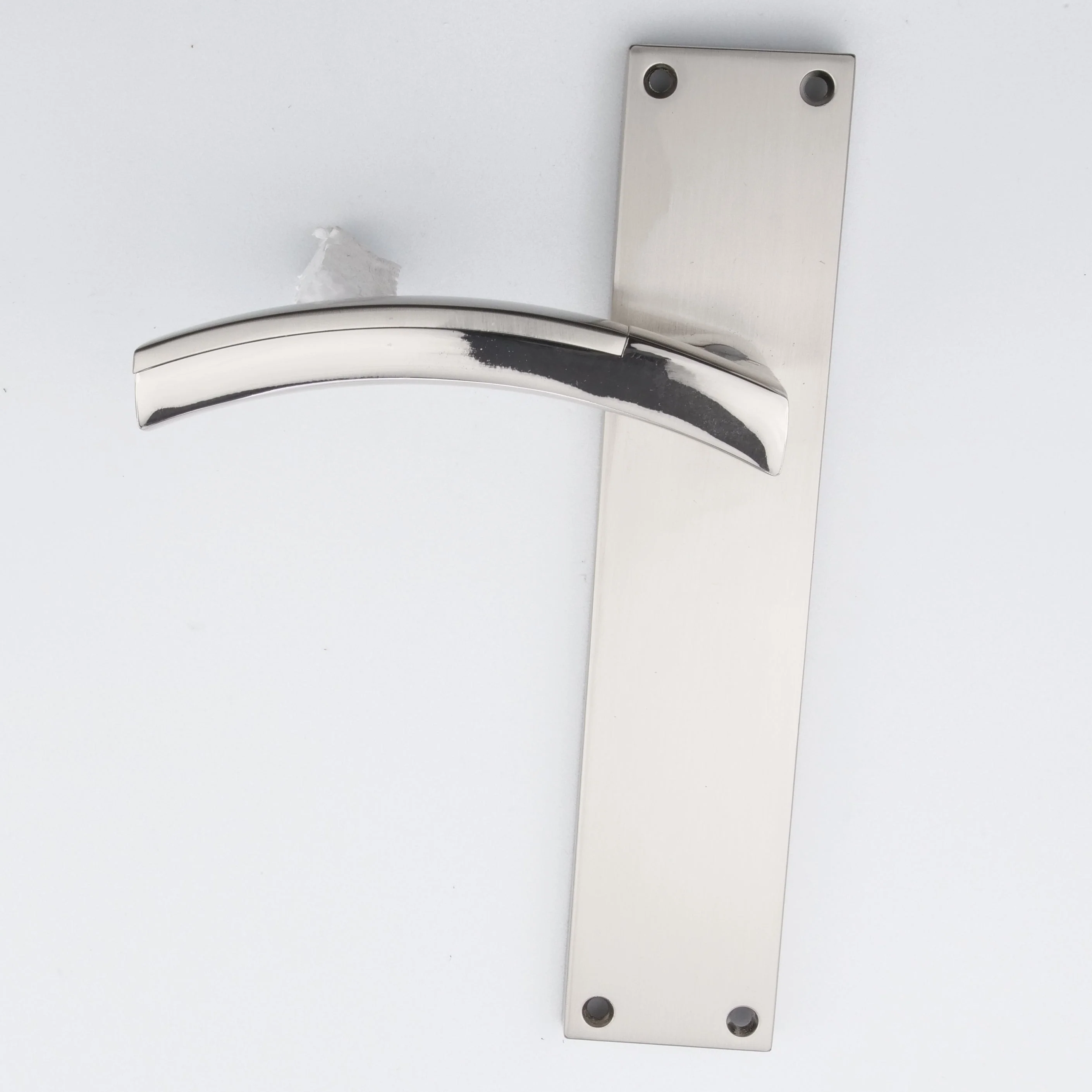 Manilla modelo '420' de zamak en acabado bicolor con placa rectangular para puertas - Image 5