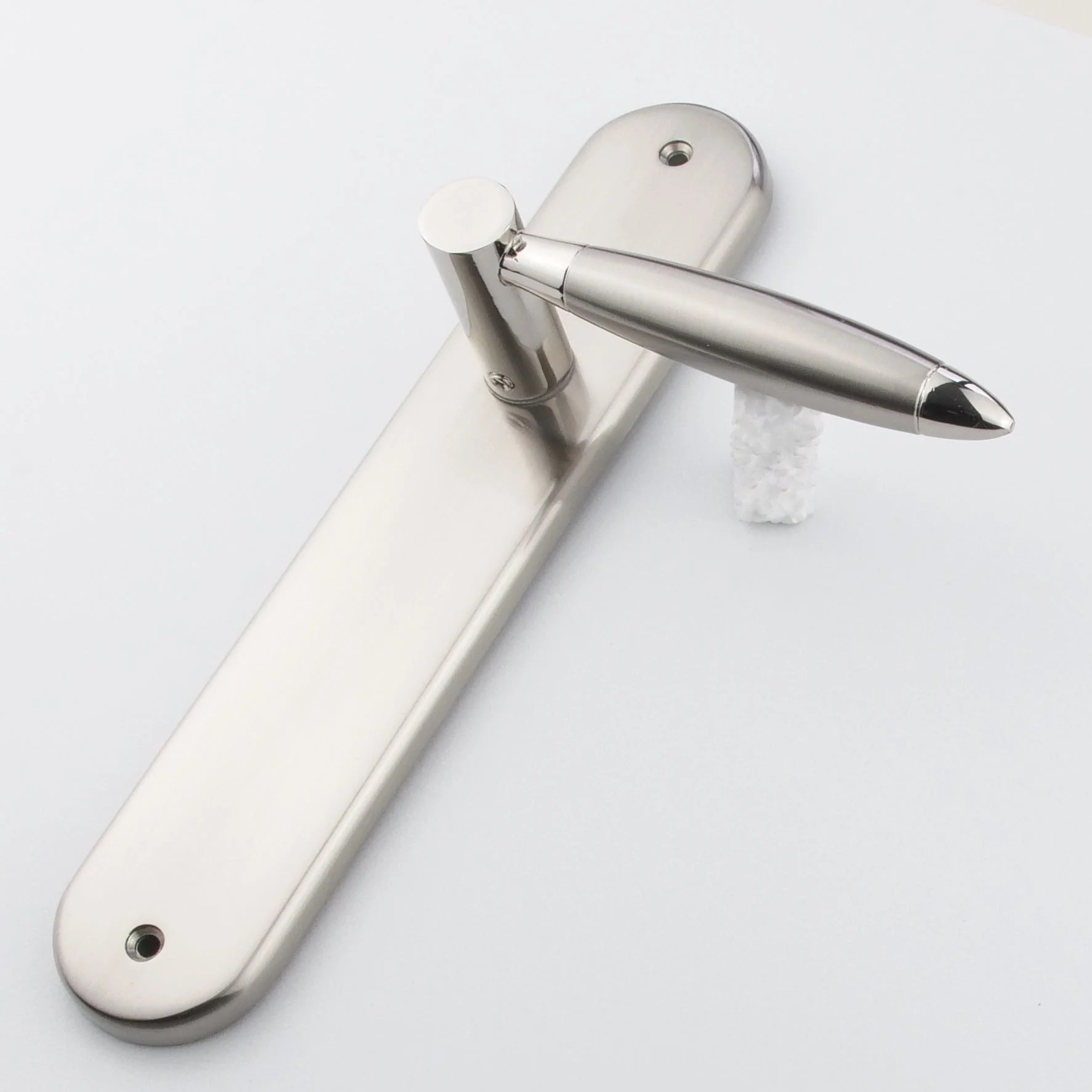 Manilla de zamak con placa ovalada acabado nÃquel combinado para puertas modelo '630' - Image 5