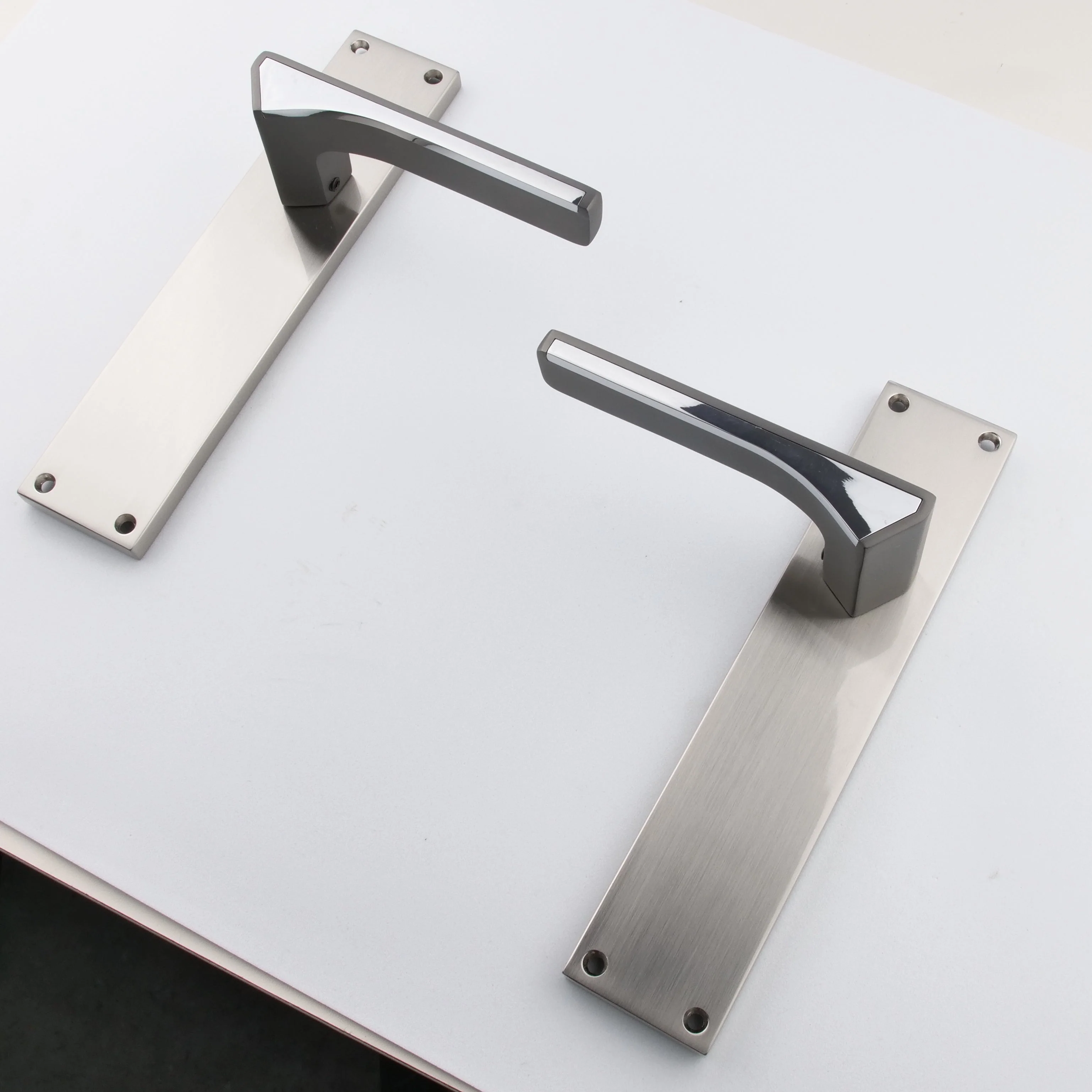 Manilla modelo '748' de zamak con placa rectangular acabado níquel satinado y grafito para puertas - Image 6