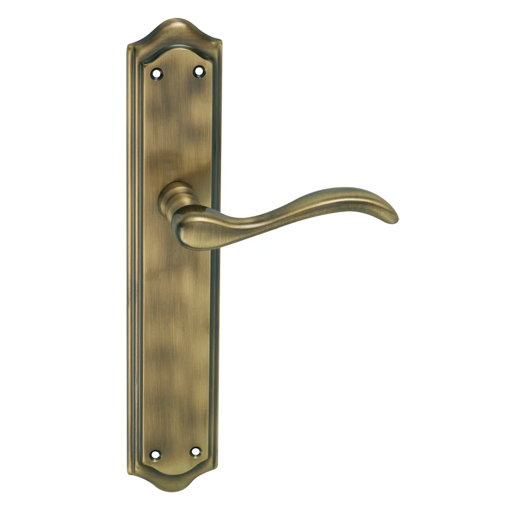 Manilla de cuero con placa curva de latón para puertas modelo '8011'