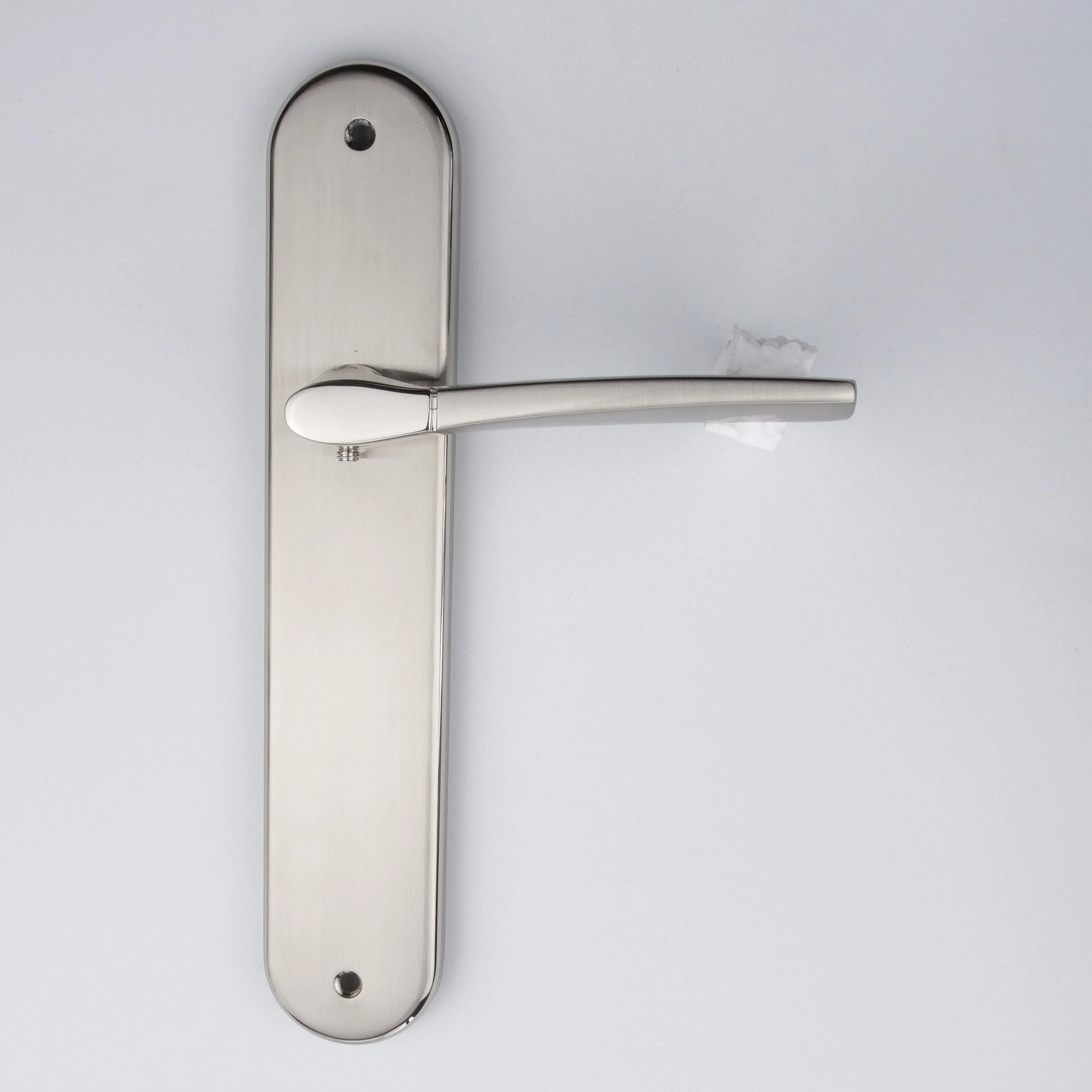 Manilla modelo '830' con placa ovalada de zamak acabado bicolor para puertas - Image 4