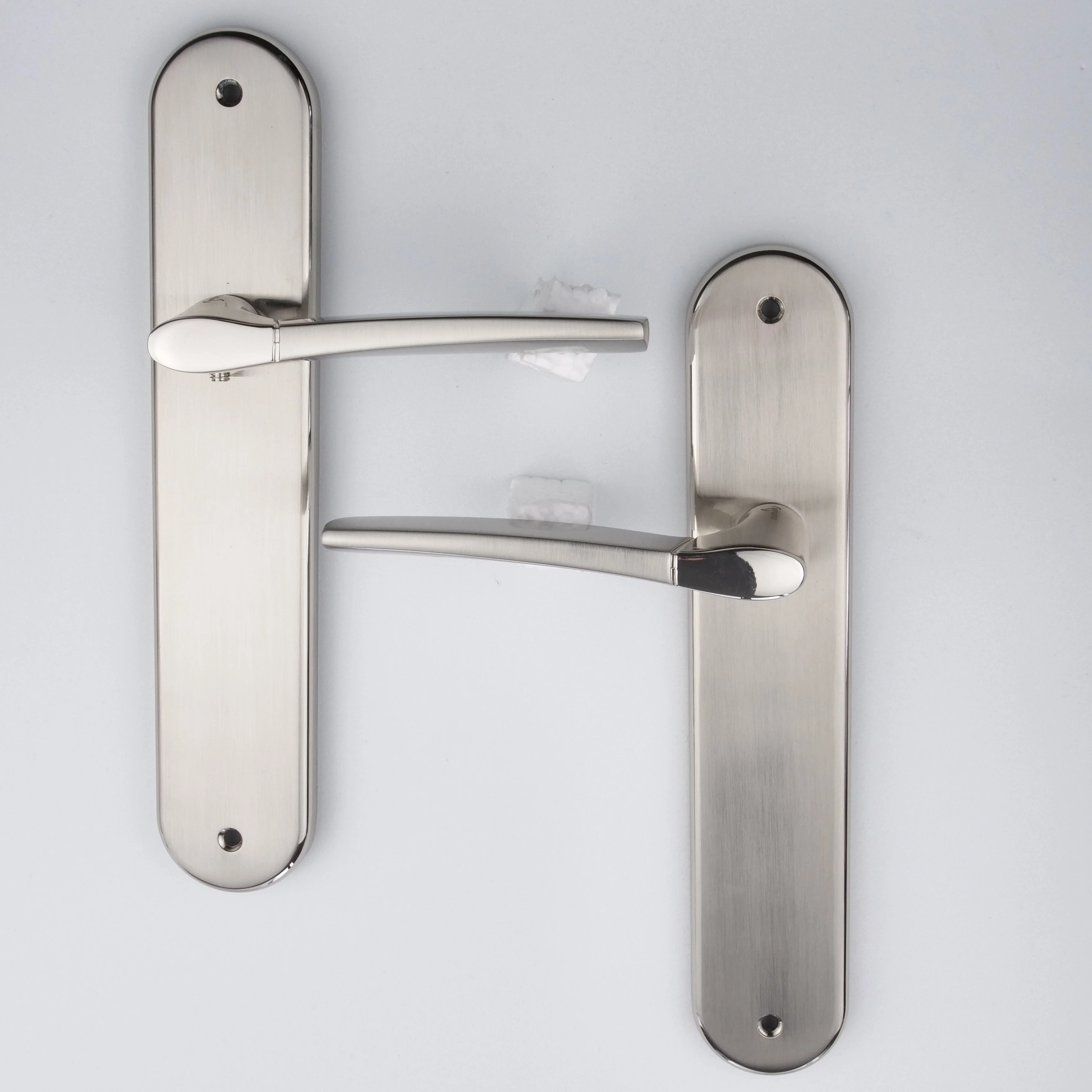 Manilla modelo '830' con placa ovalada de zamak acabado bicolor para puertas - Image 5