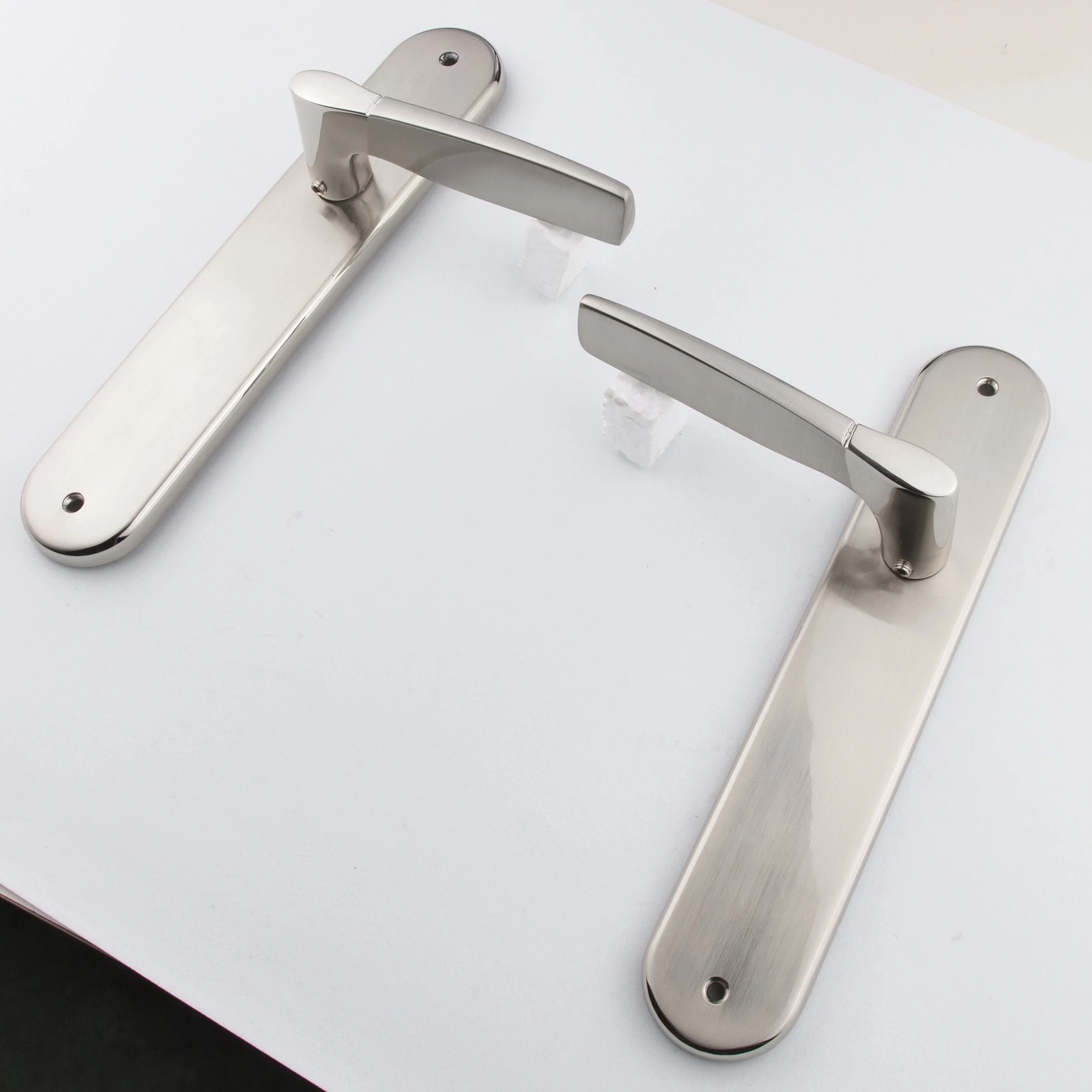 Manilla modelo '830' con placa ovalada de zamak acabado bicolor para puertas - Image 6