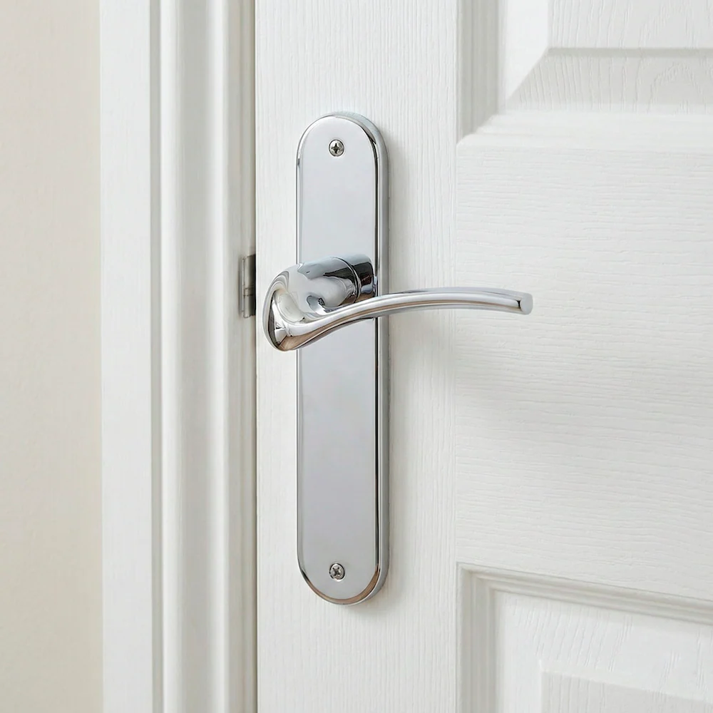 Manilla modelo '930' de zamak con placa ovalada en acabado cromo brillo para puertas - Image 4