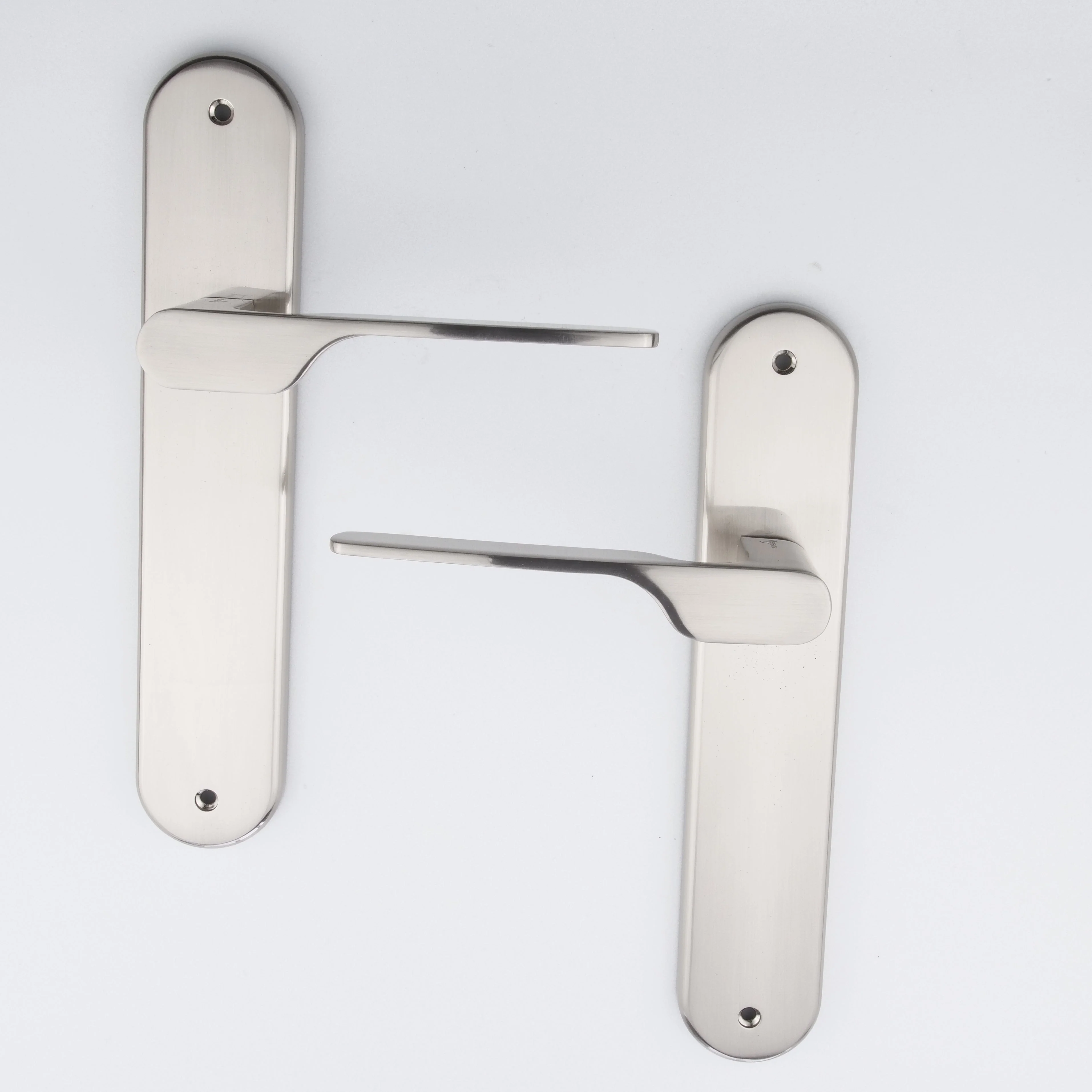 Manilla modelo '640' con placa oval para puertas de zamak en acabado níquel satinado con mango moderno - Image 5