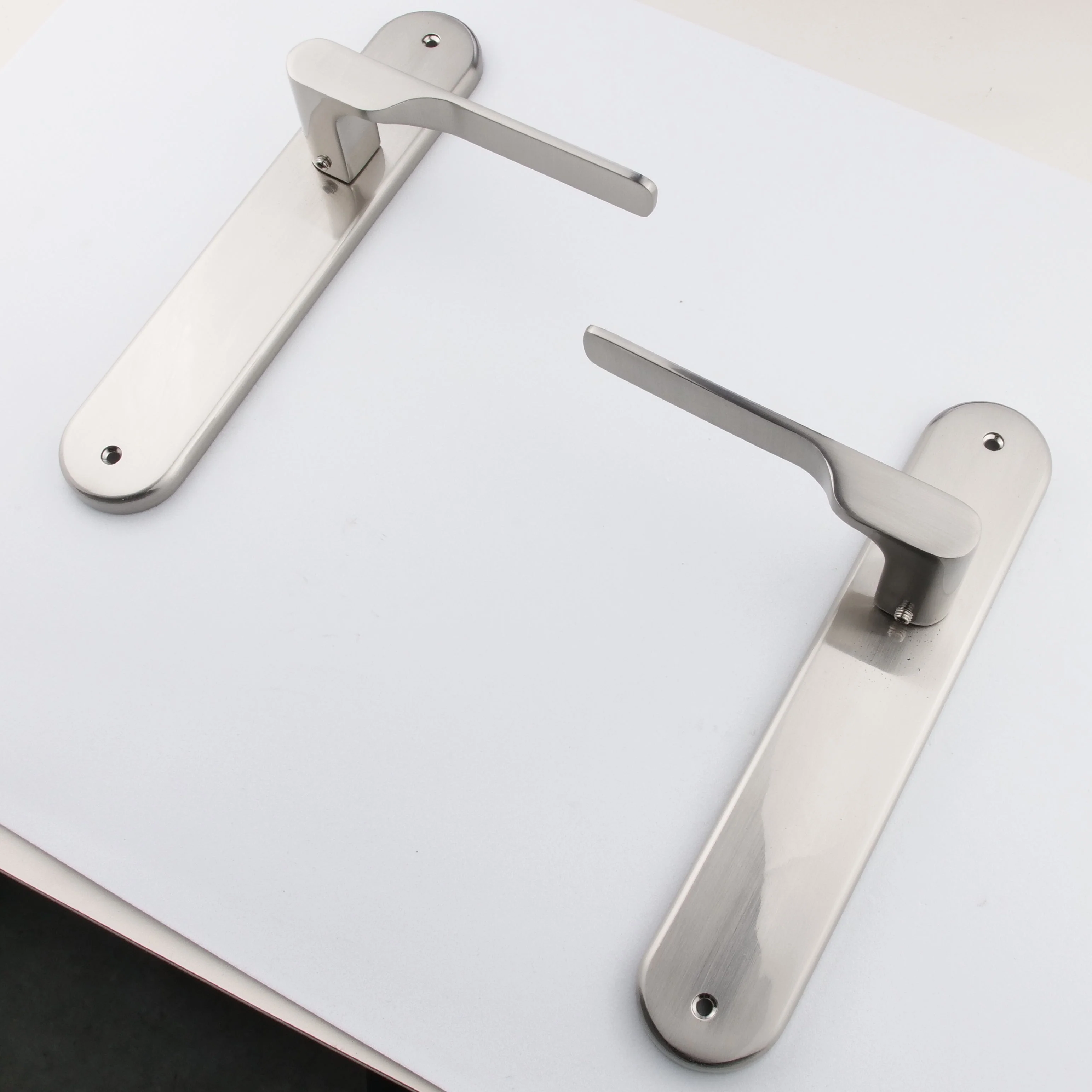 Manilla modelo '640' con placa oval para puertas de zamak en acabado níquel satinado con mango moderno - Image 6