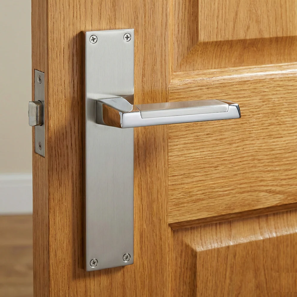 Manilla modelo '620' con placa rectangular de zamak acabado bicolor para puertas - Image 2