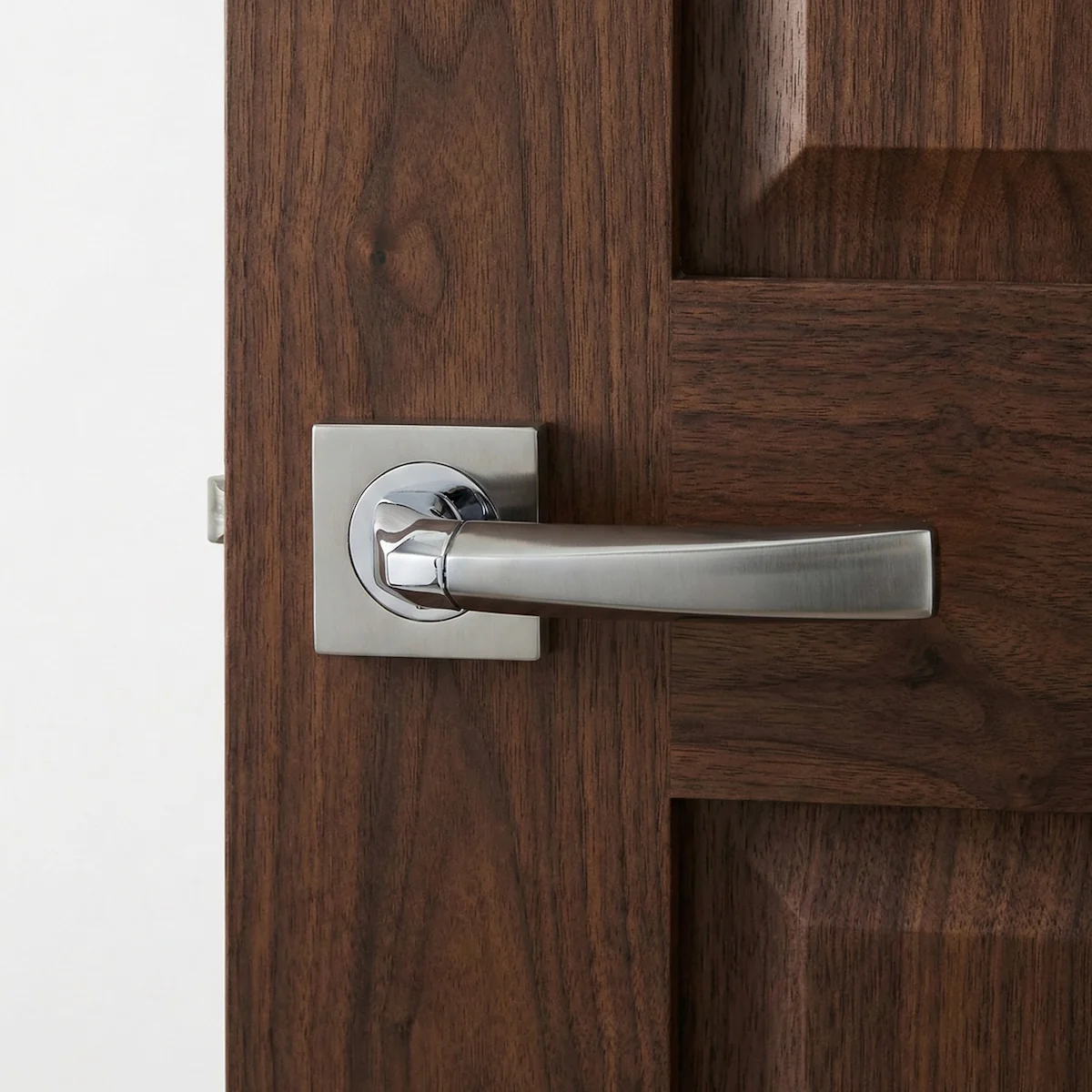 Manilla modelo '320' de zamak para puertas con Roseta Cuadrada en acabado bicolor - Image 2