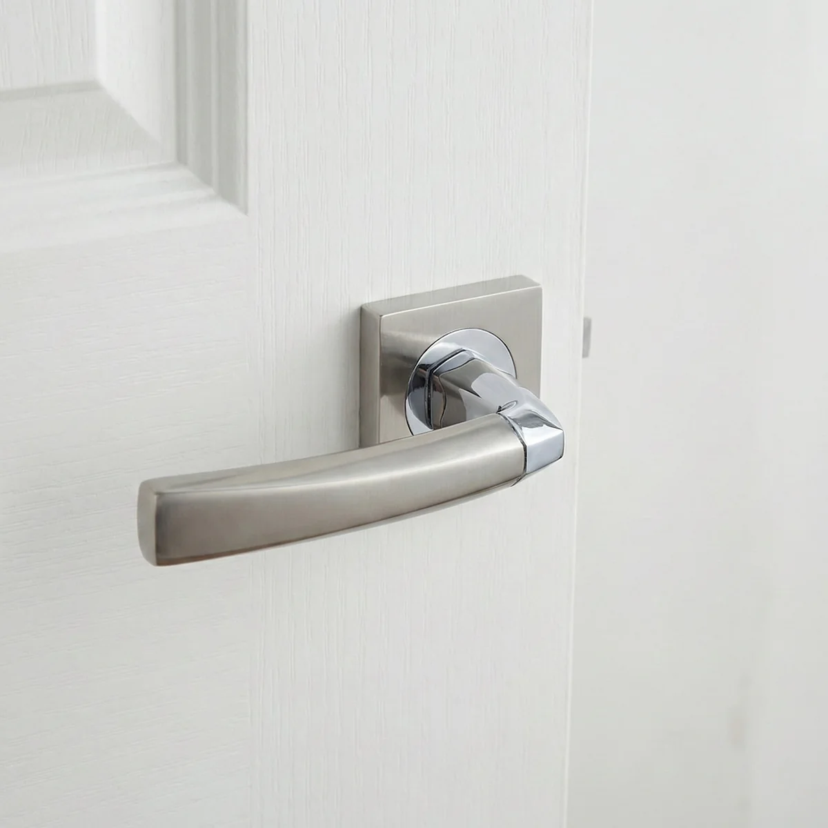 Manilla modelo '320' de zamak para puertas con Roseta Cuadrada en acabado bicolor - Image 3