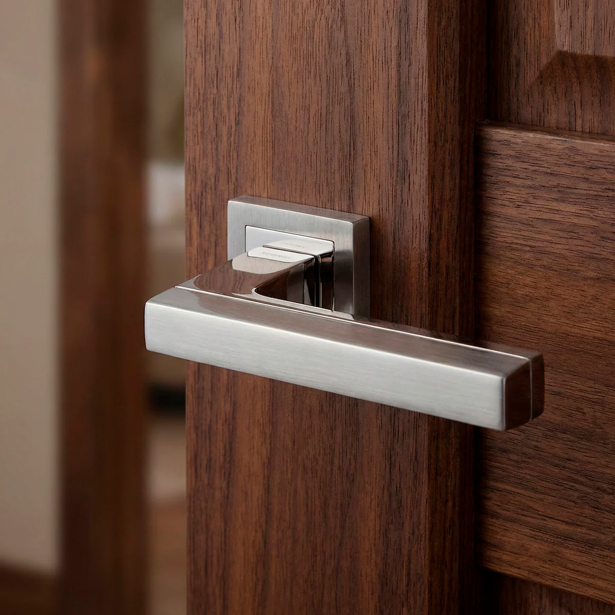 Manilla modelo '840' de zamak con roseta cuadrada en acabado gris espacial bicolor para puertas - Image 3