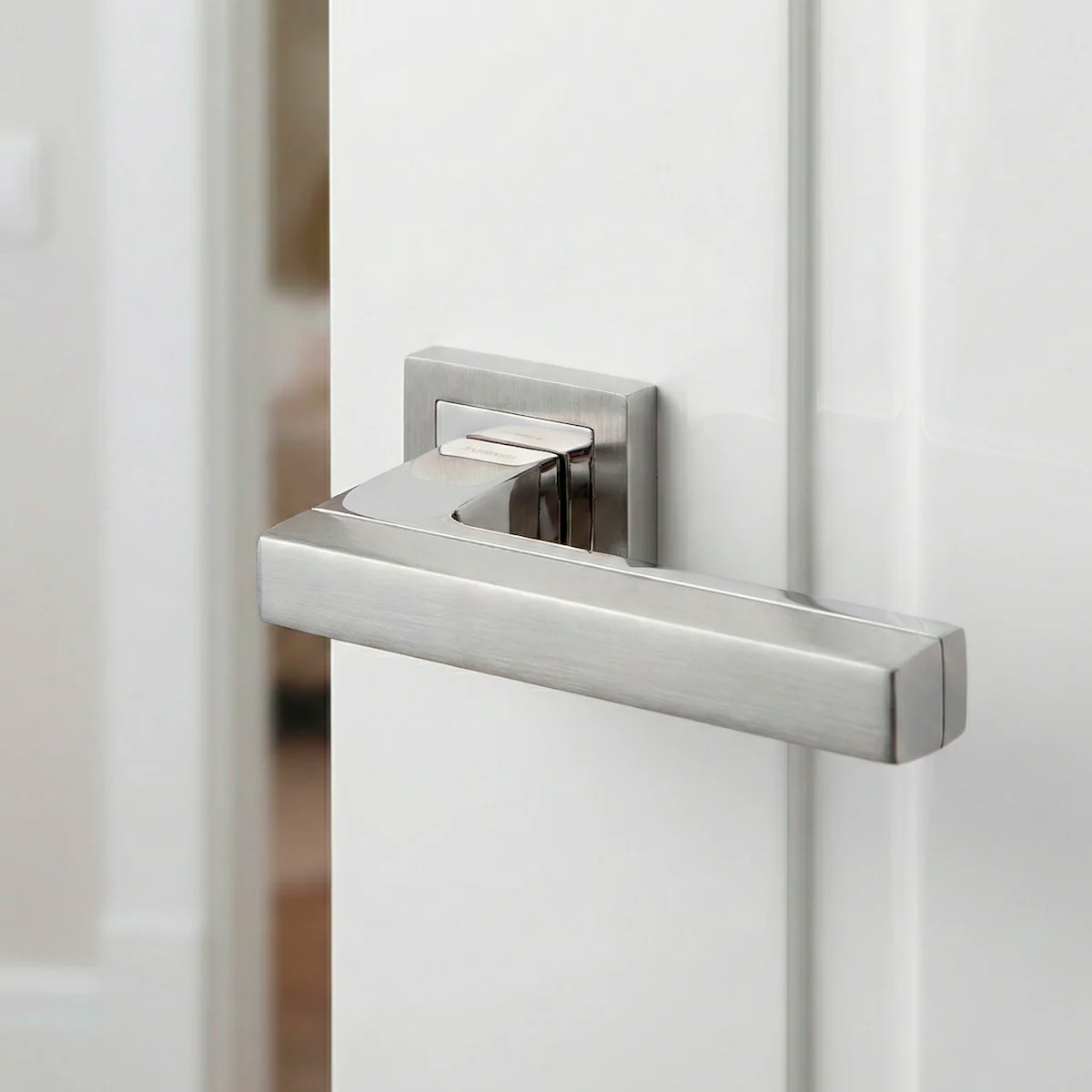 Manilla modelo '840' de zamak con roseta cuadrada en acabado gris espacial bicolor para puertas - Image 4