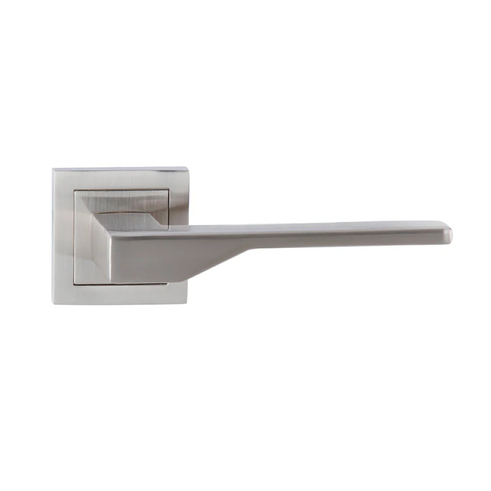 Manilla elegante de zamak con roseta cuadrada acabado níquel satinado para puertas modelo '520'