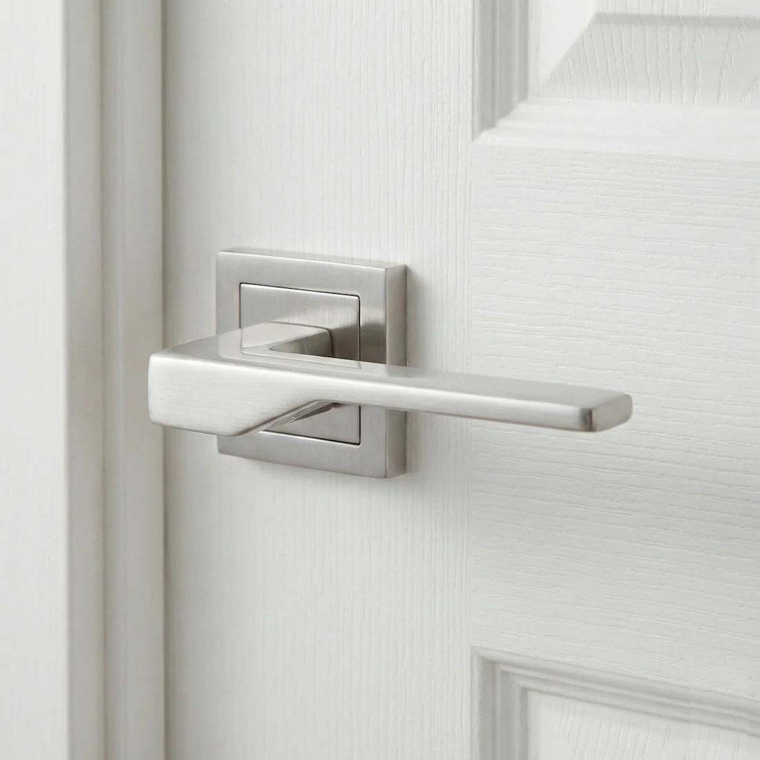 Manilla elegante de zamak con roseta cuadrada acabado níquel satinado para puertas modelo '520' - Image 3