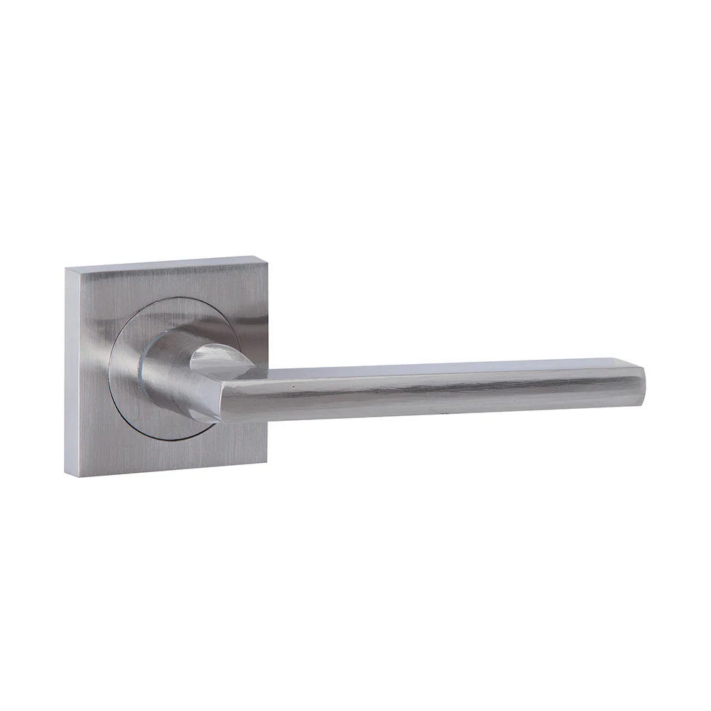 Manilla modelo Rental '530A' roseta cuadrada de aluminio para puertas acabado níquel satinado