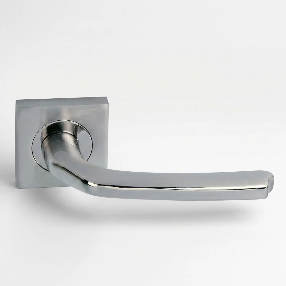 Manilla modelo '730' de zamak con Roseta Cuadrada acabado bicolor para puertas