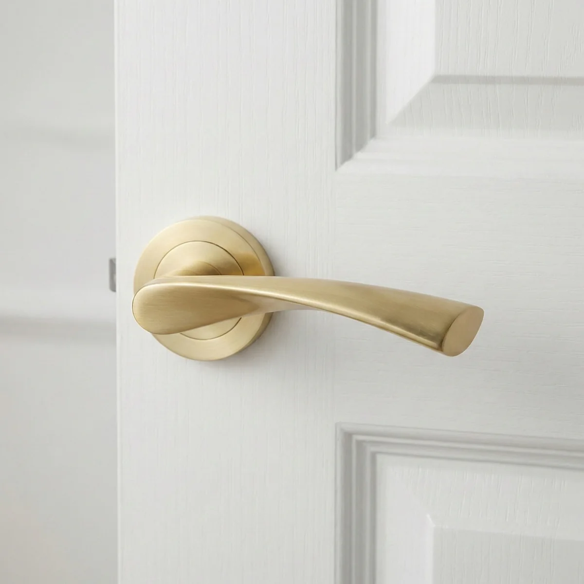 Manilla modelo '136A' dorada de aluminio con roseta redonda para puertas de madera - Image 3