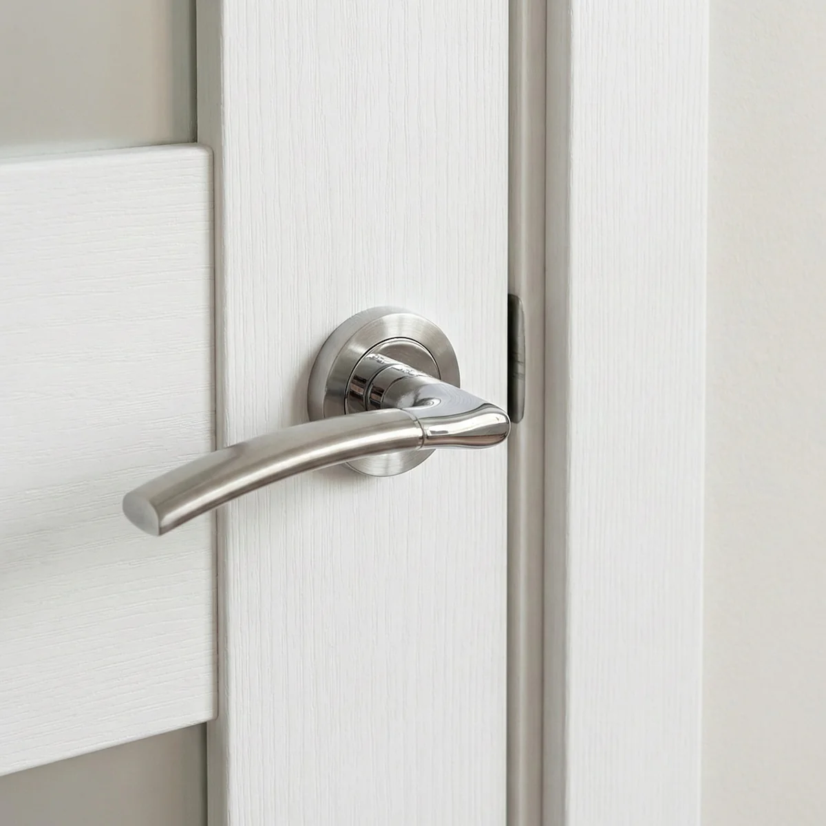 Manilla modelo '430' de ZAMAK con Roseta Redonda bicolor para puertas - Image 3