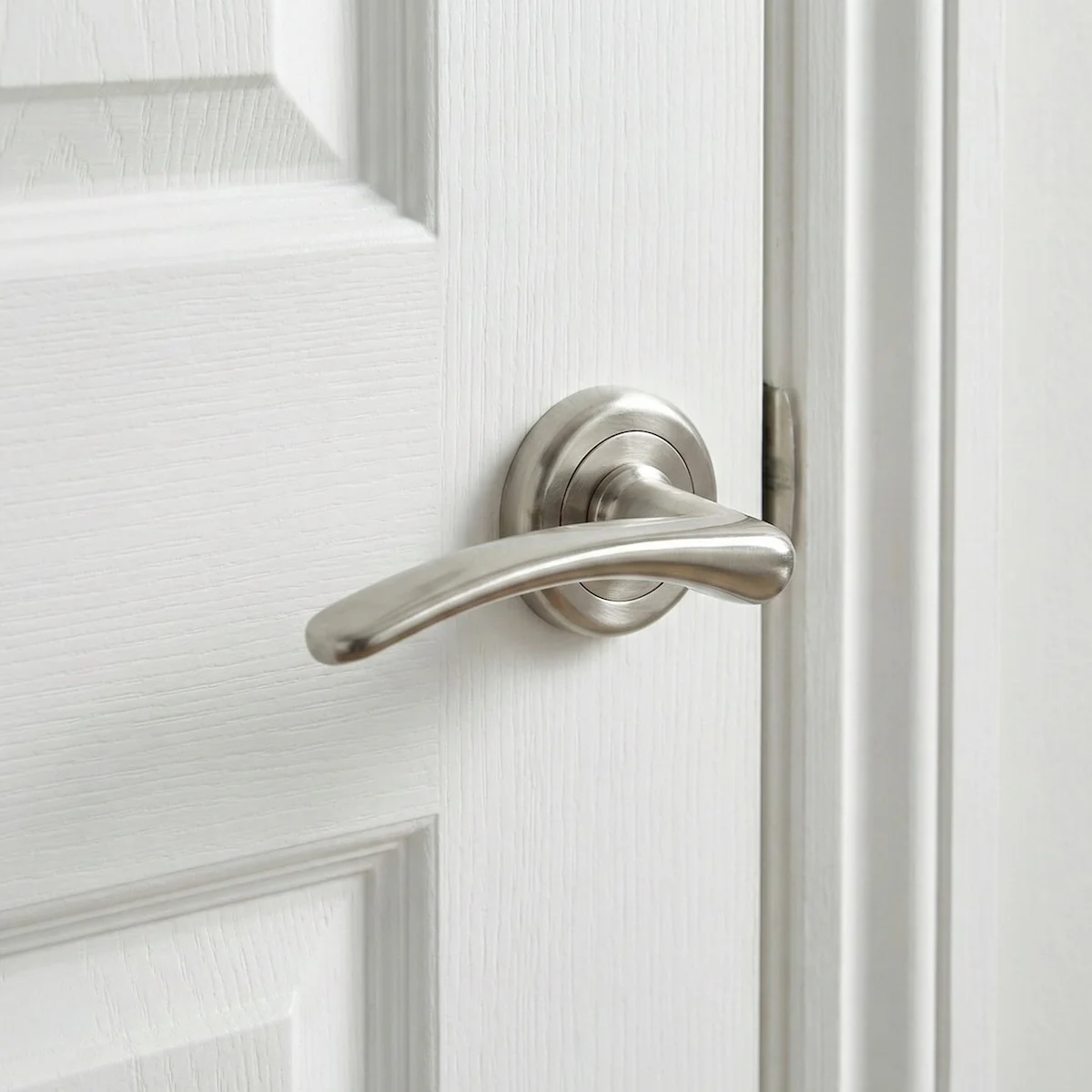 Manilla '333' con Roseta Redonda de zamak en acabado níquel satinado para puertas - Image 2