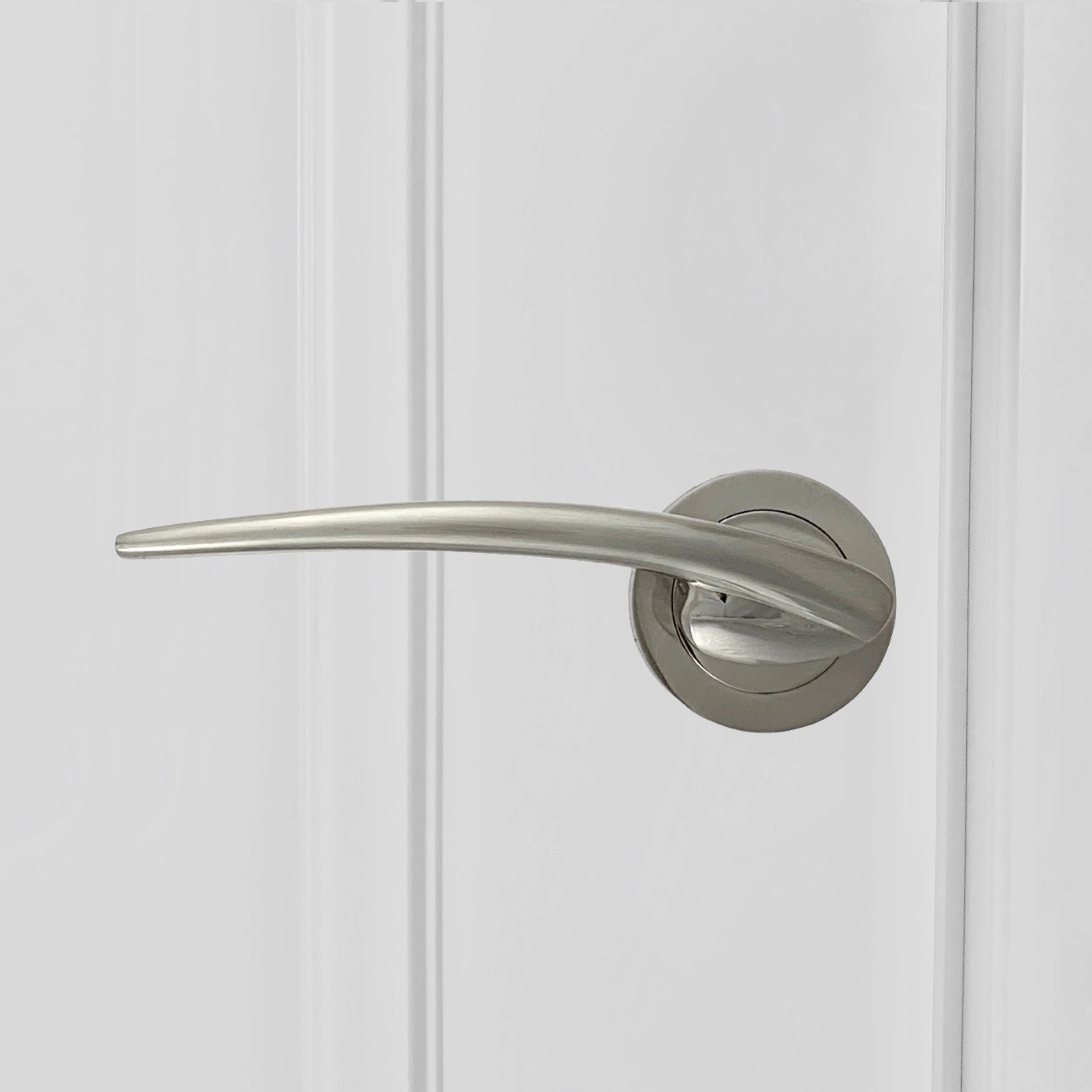 Manilla modelo '440' de zamak con roseta redonda y asa curva acabado nÃquel satinado para puertas - Image 6