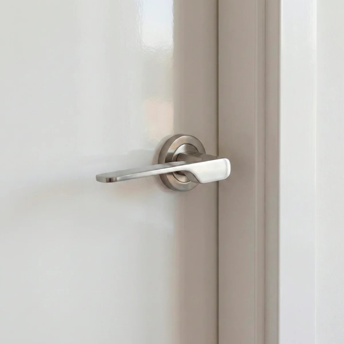 Elegante manilla de zamak modelo '640' Aura con roseta redonda en acabado nÃquel satinado para puertas - Image 5
