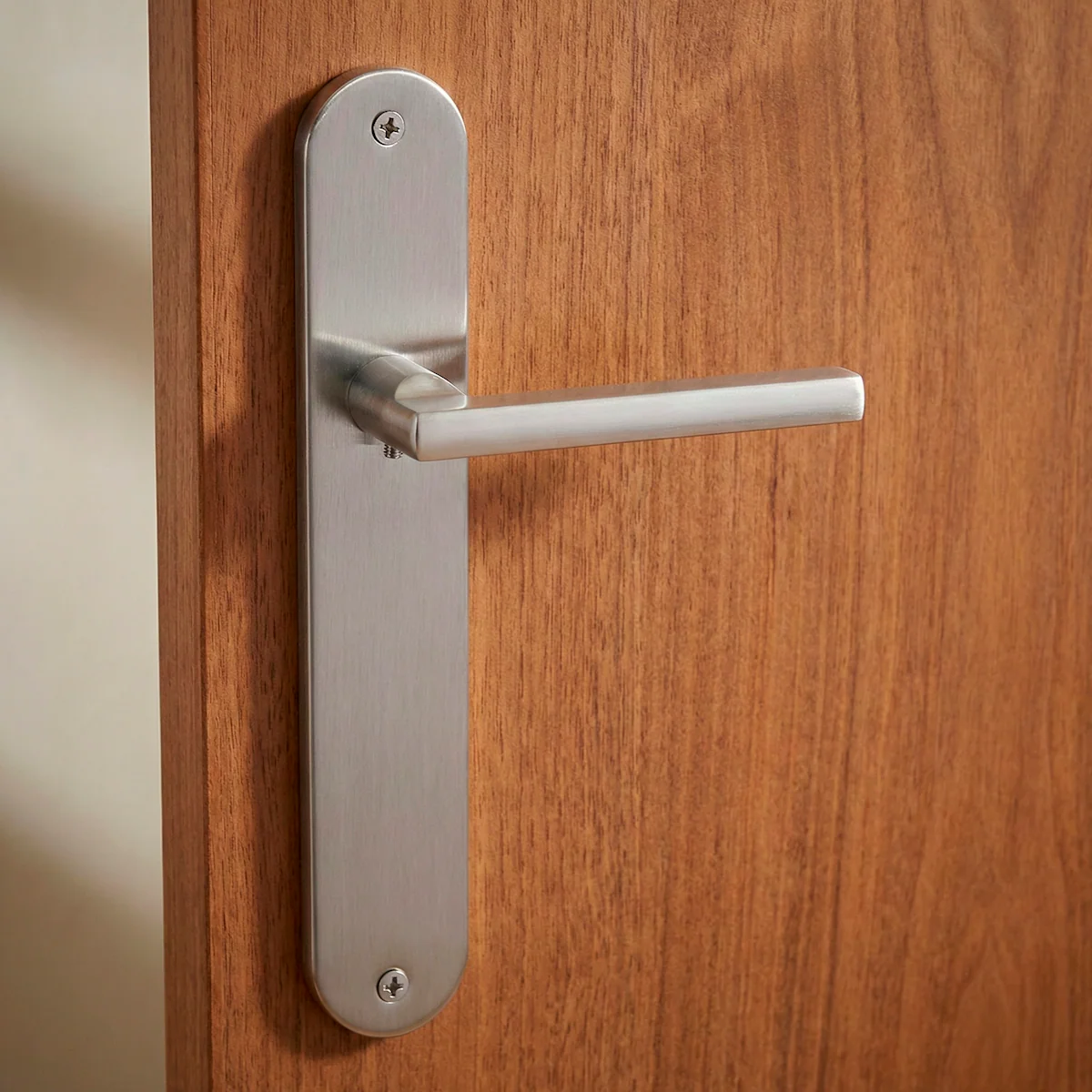Clásica manilla modelo '530' de aluminio con placa oval en acabado níquel satinado para puertas - Image 2