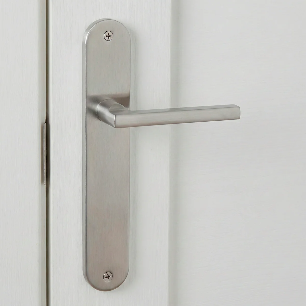 Clásica manilla modelo '530' de aluminio con placa oval en acabado níquel satinado para puertas - Image 3