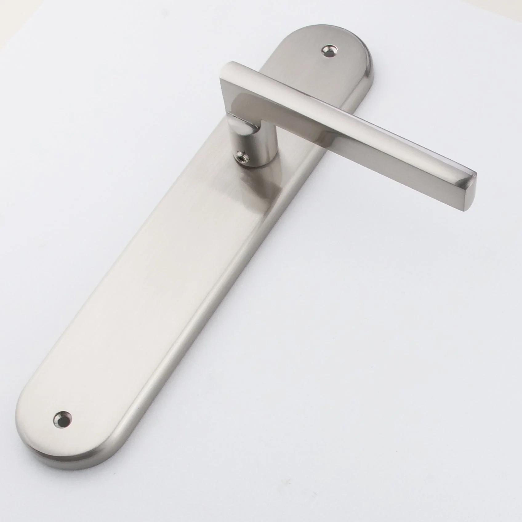 Clásica manilla modelo '530' de aluminio con placa oval en acabado níquel satinado para puertas - Image 5