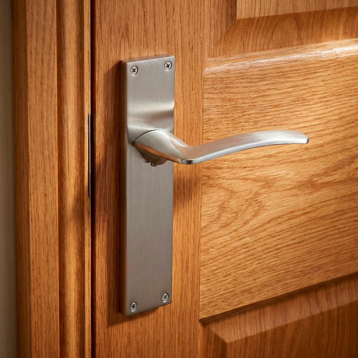 Manilla modelo '340' con placa rectangular para puertas de zamak acabado níquel satinado - Image 3