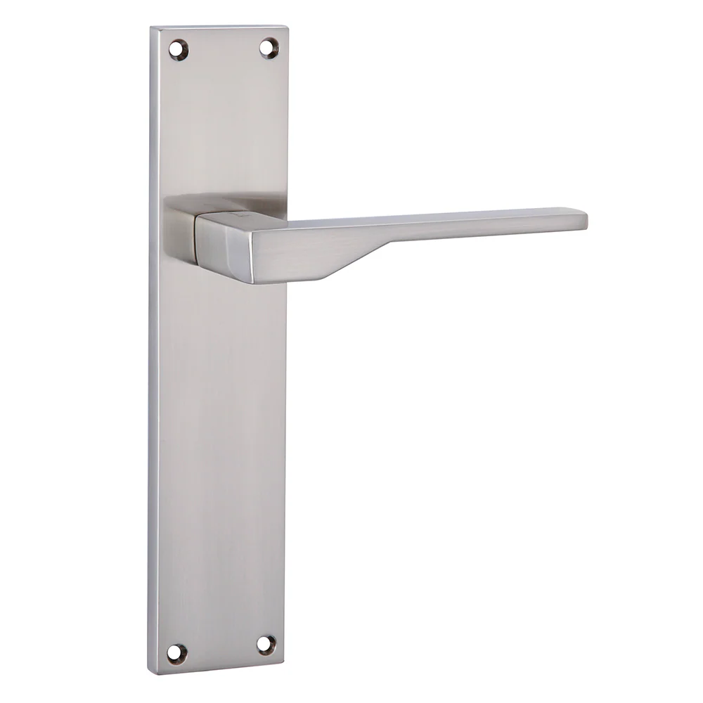 Manilla modelo '520' con placa rectangular de zamak en acabado níquel satinado para puertas