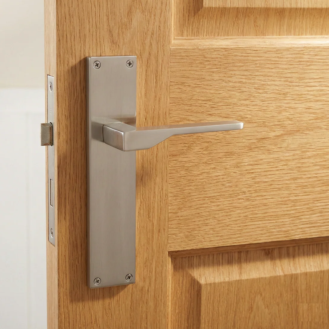 Manilla modelo '520' con placa rectangular de zamak en acabado níquel satinado para puertas - Image 2
