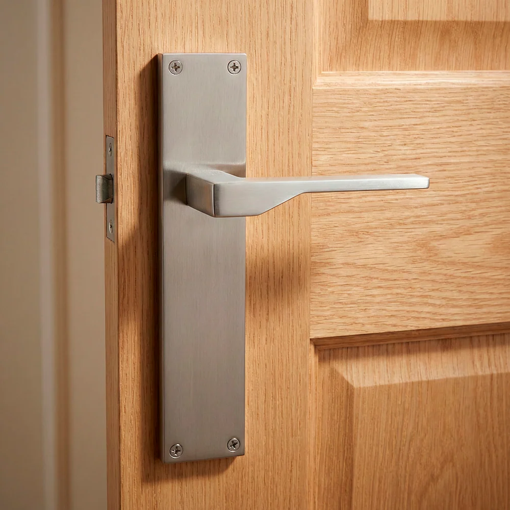 Manilla modelo '520' con placa rectangular de zamak en acabado níquel satinado para puertas - Image 3