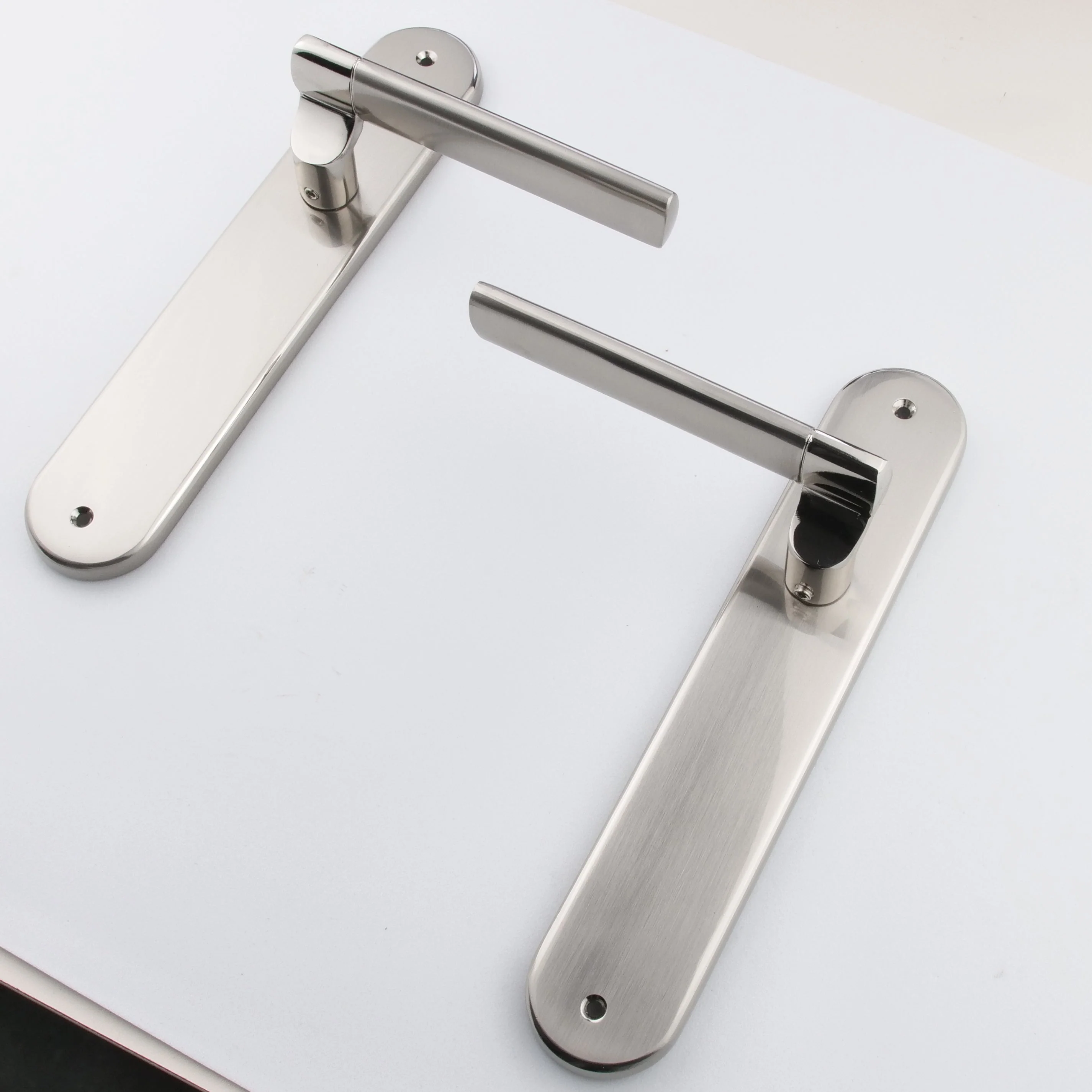 Manilla modelo '240' de zamak con placa ovalada acabado níquel combinado para puertas - Image 2