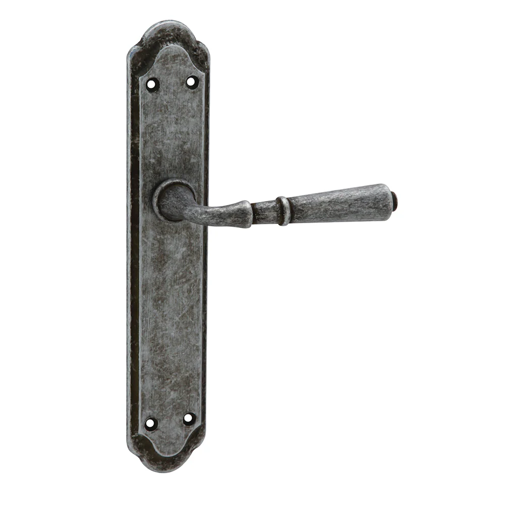 Manilla modelo '508' con placa rústica y acabado negro envejecido para puertas