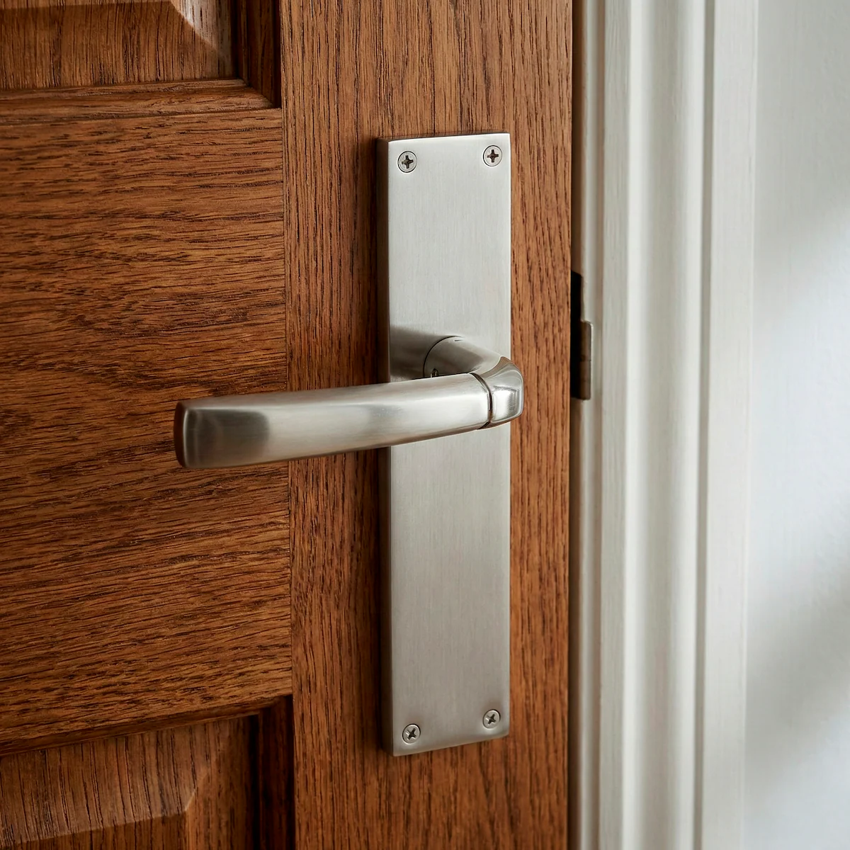 Manilla de zamak con placa rectangular en acabado bicolor para puertas modelo '320' - Image 2