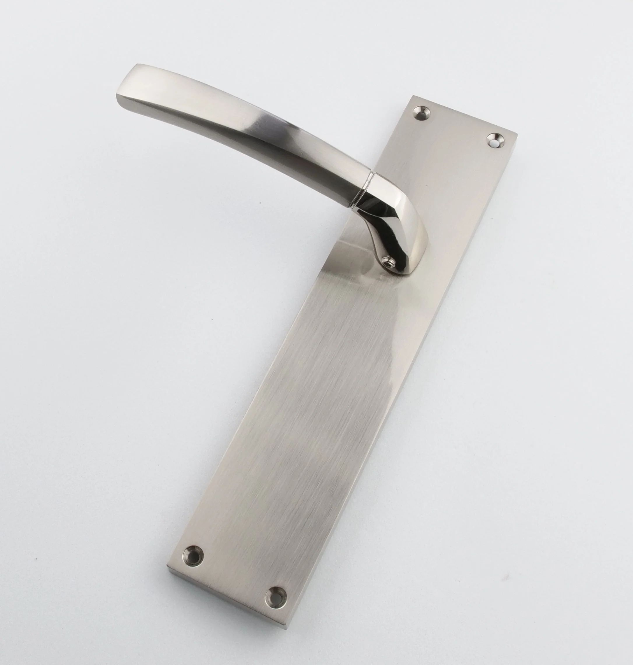 Manilla de zamak con placa rectangular en acabado bicolor para puertas modelo '320' - Image 5