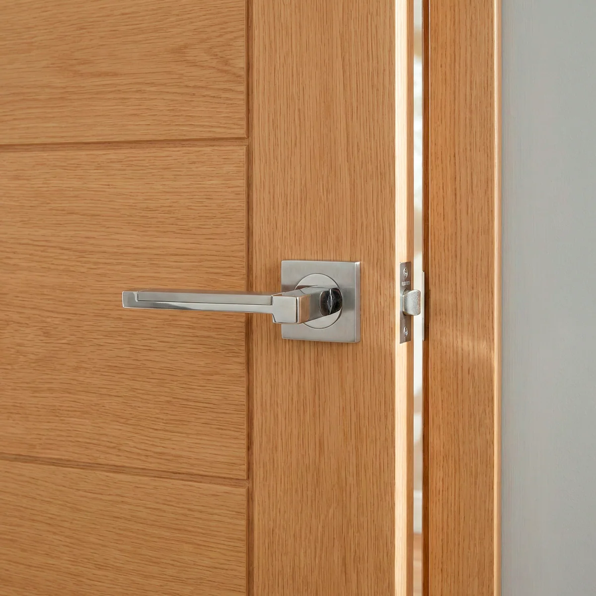 Manilla de zamak modelo 610 con roseta cuadrada en acabado níquel combinado para puertas - Image 3