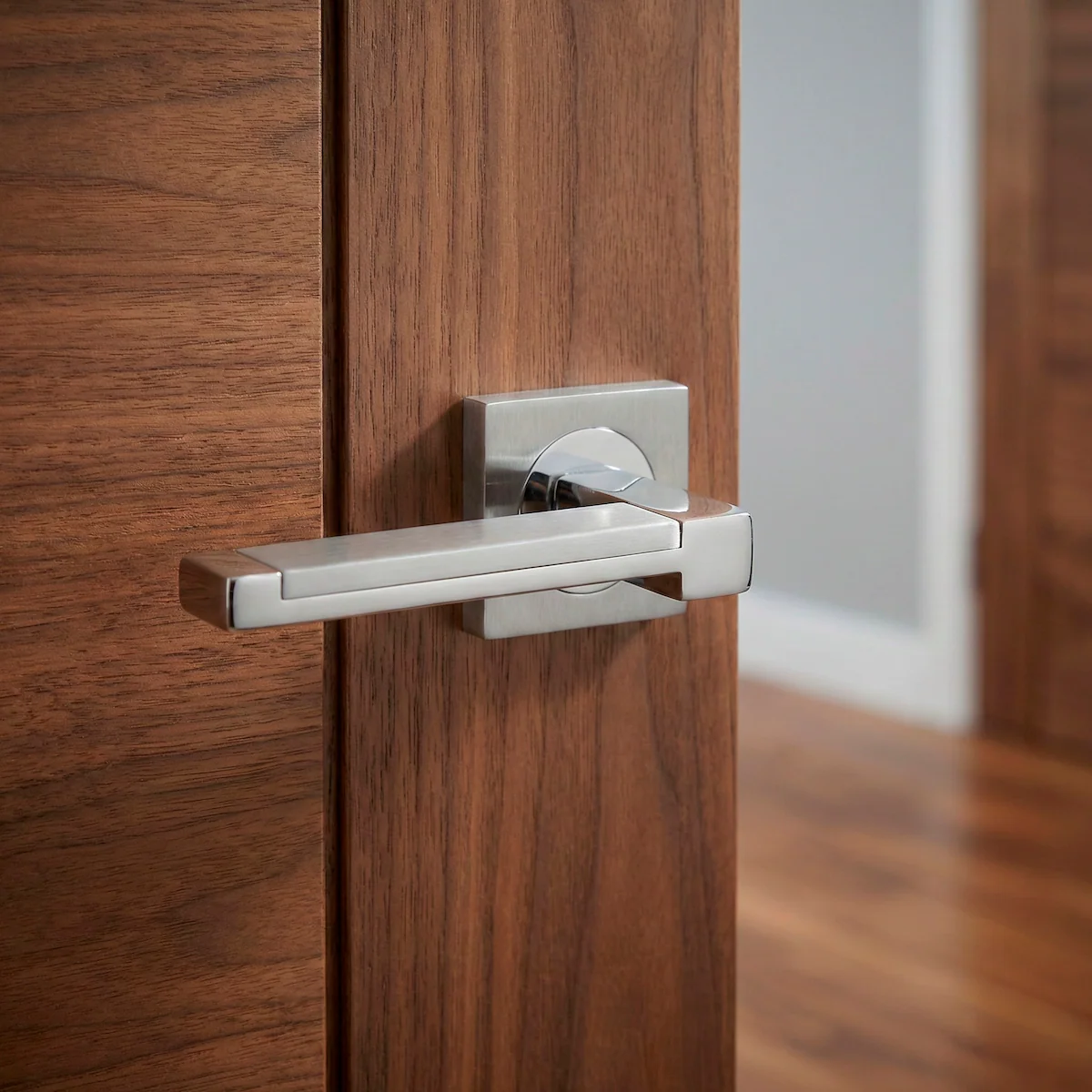 Manilla de zamak modelo 610 con roseta cuadrada en acabado níquel combinado para puertas - Image 4