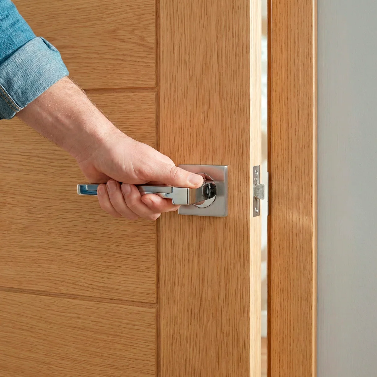 Manilla de zamak modelo 610 con roseta cuadrada en acabado níquel combinado para puertas - Image 5
