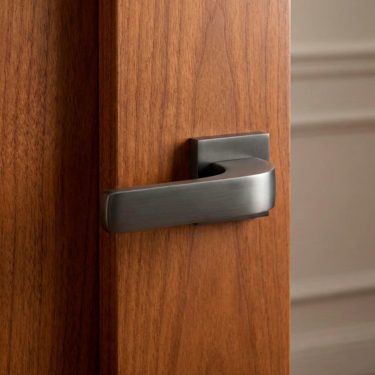 Manilla de zamak modelo 710 con roseta cuadrada en acabado grafito para puertas - Image 2
