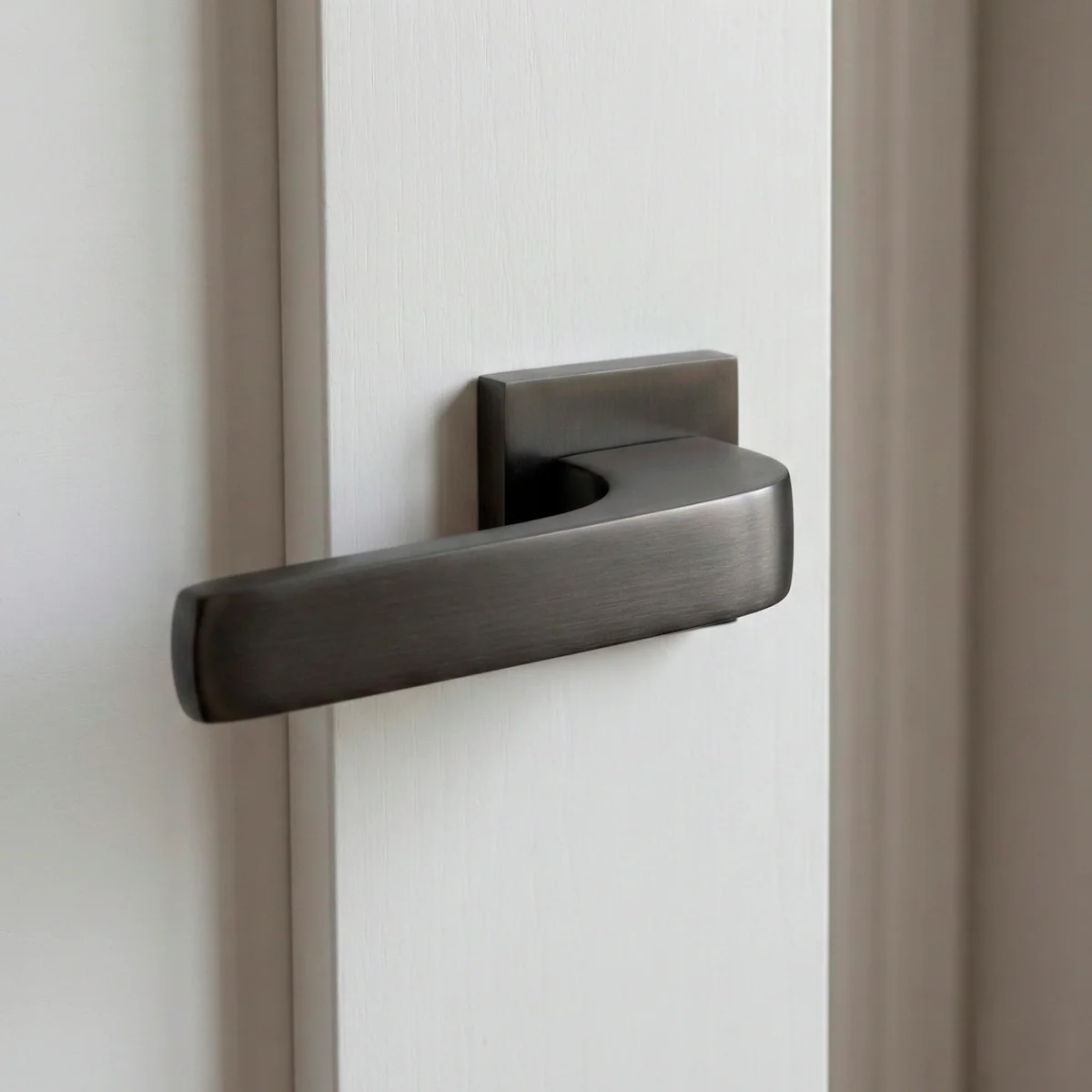 Manilla de zamak modelo 710 con roseta cuadrada en acabado grafito para puertas - Image 5